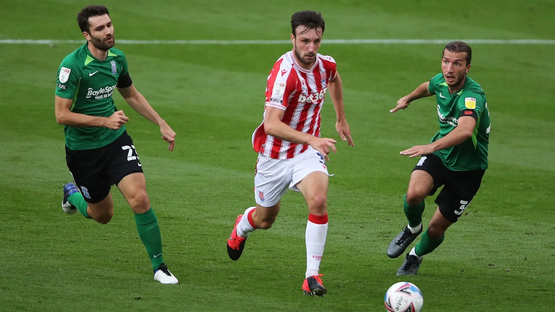 Hậu vệ Morgan Fox thi đấu cho Queens Park Rangers