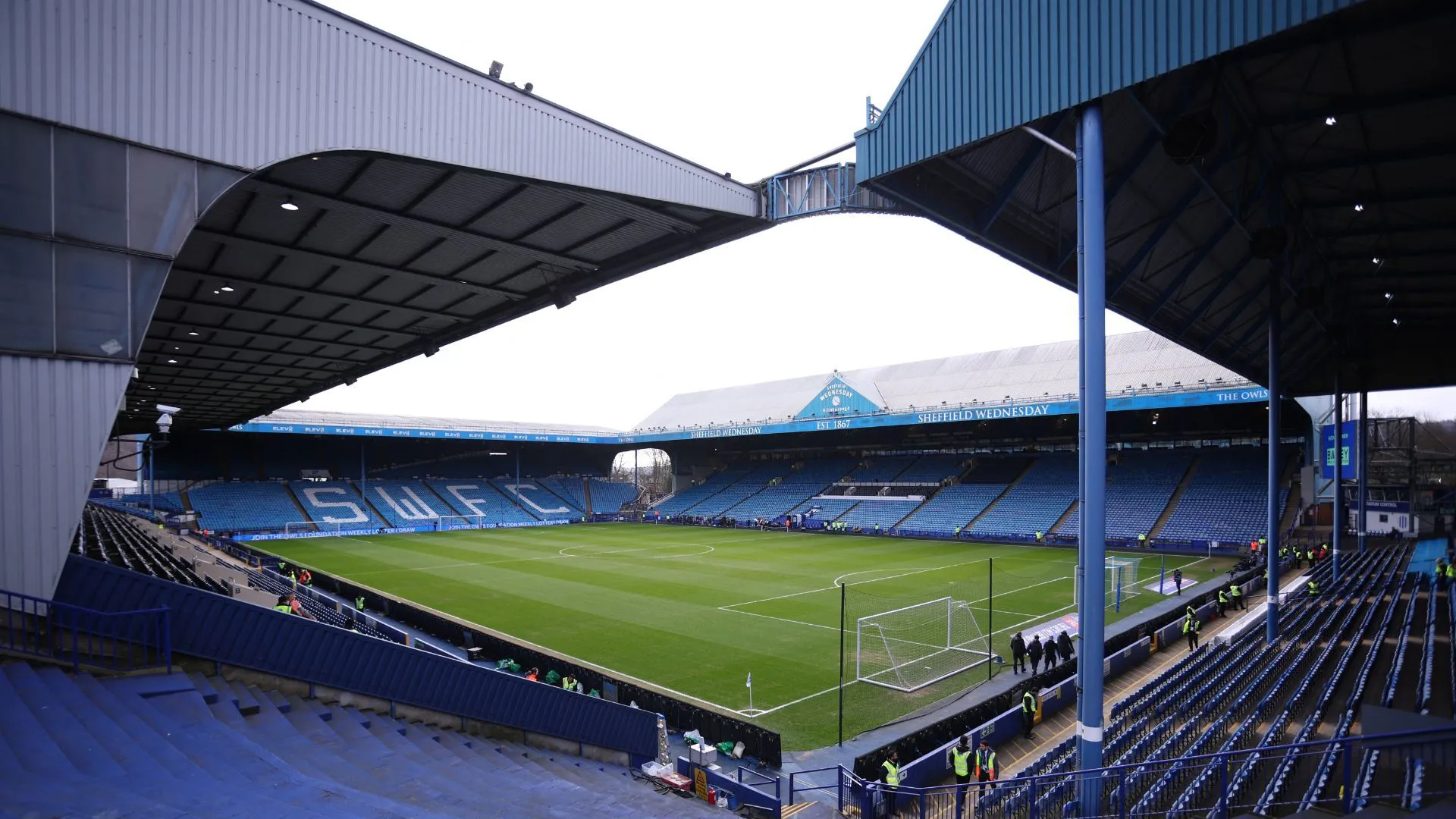 Hình ảnh sân vận động Hillsborough, sân nhà của Sheffield Wednesday, thông tin giá vé cả mùa giải Championship 2025/26