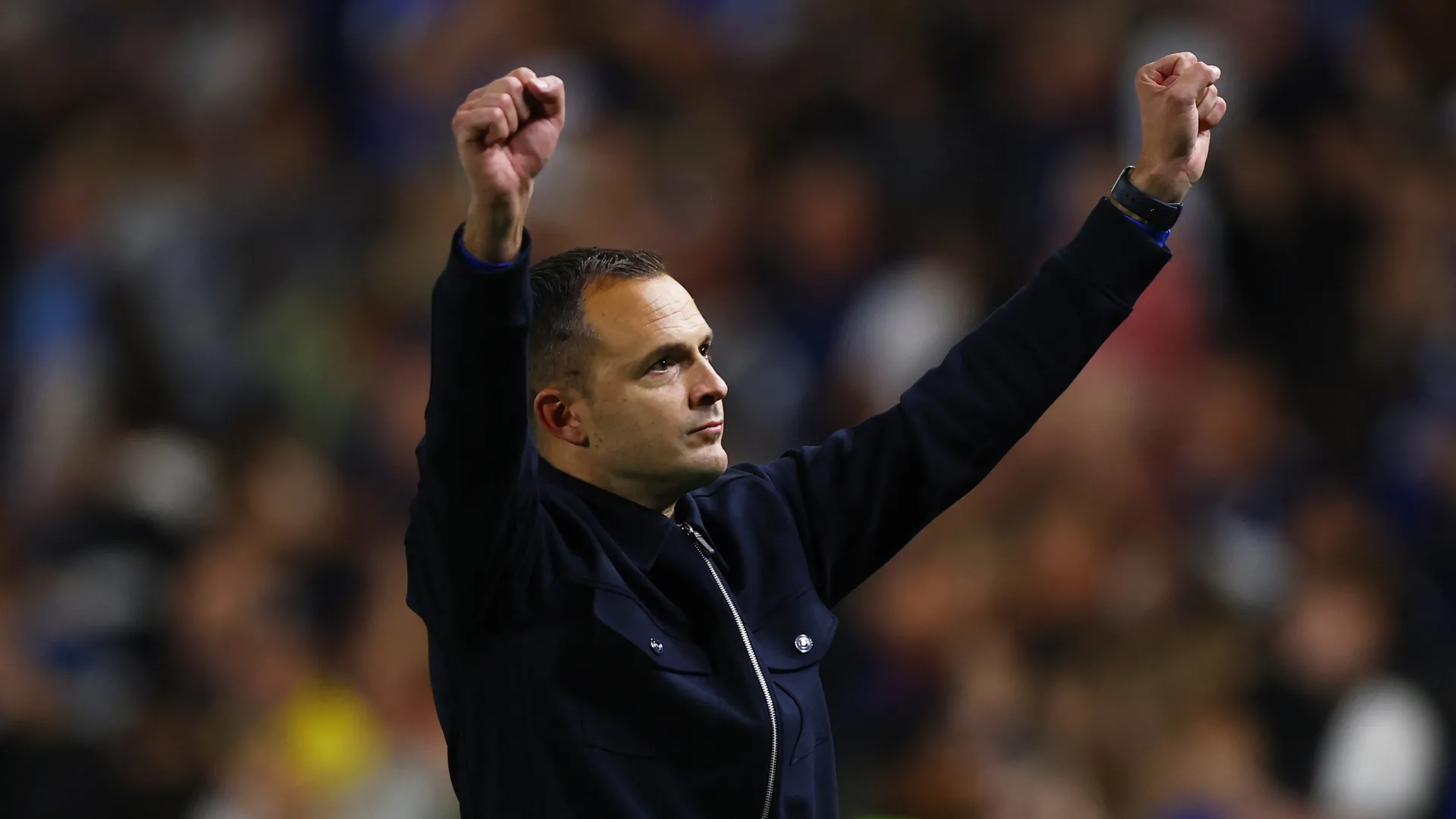 HLV Chris Davies chỉ đạo từ đường biên cho Birmingham City