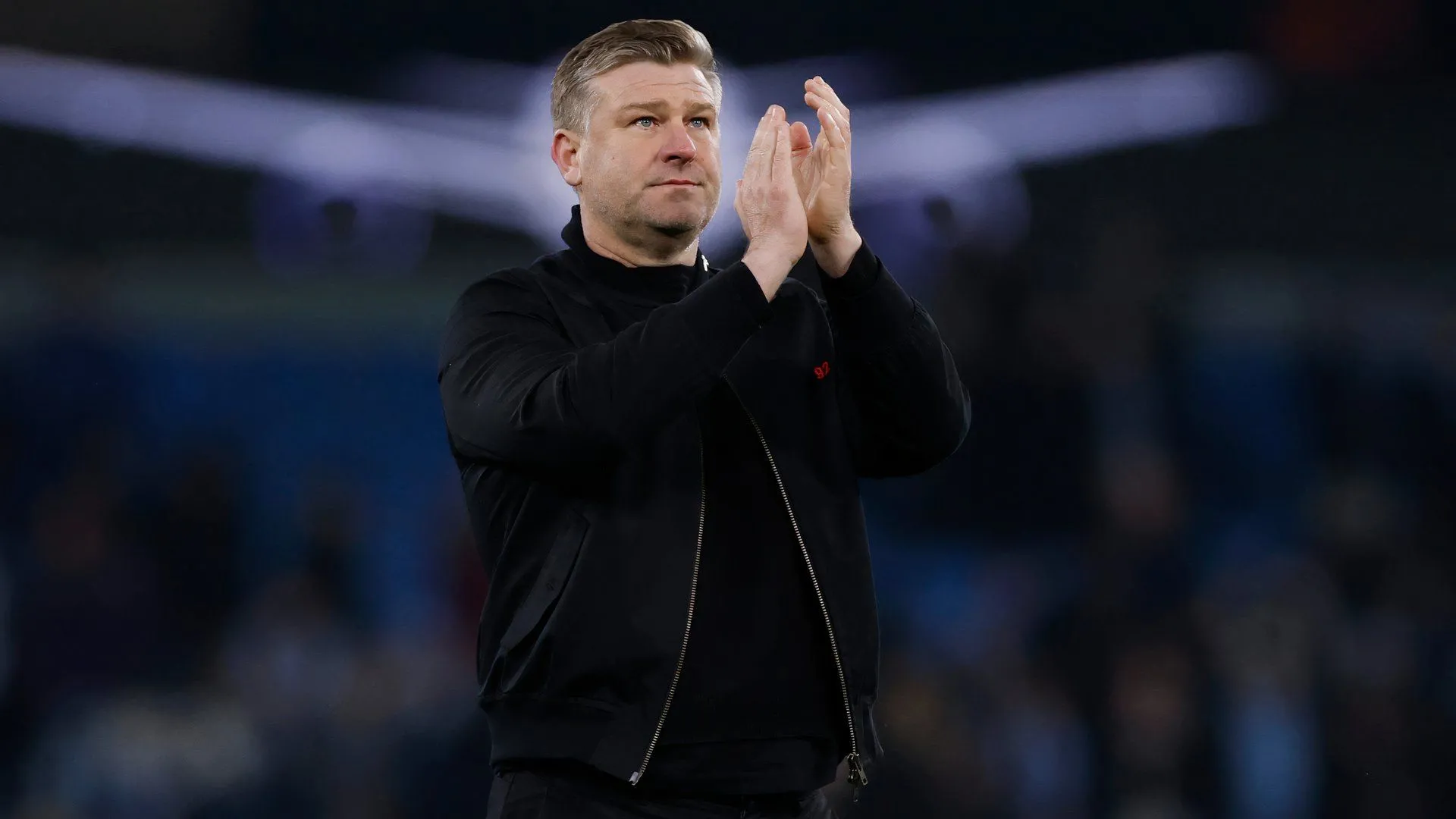 Huấn luyện viên Karl Robinson của Salford City