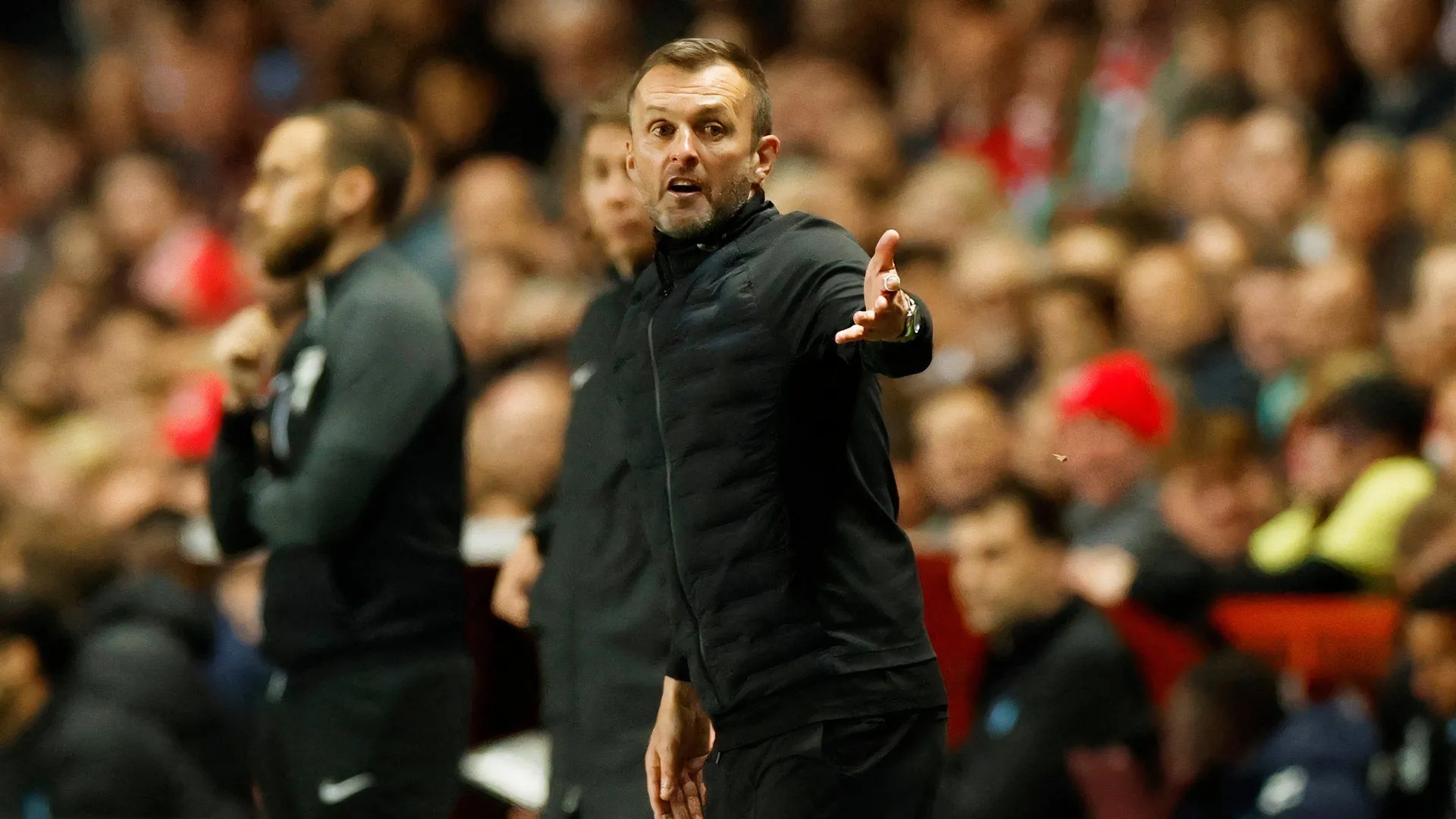 Huấn luyện viên Nathan Jones chỉ đạo các cầu thủ Charlton Athletic trong một trận đấu