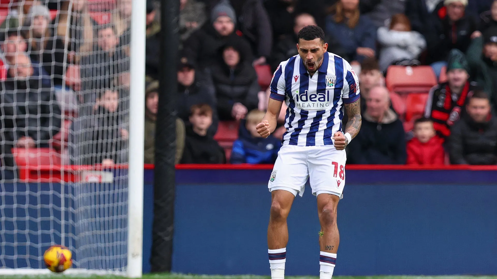 Karlan Grant ăn mừng sau khi ghi bàn cho West Brom