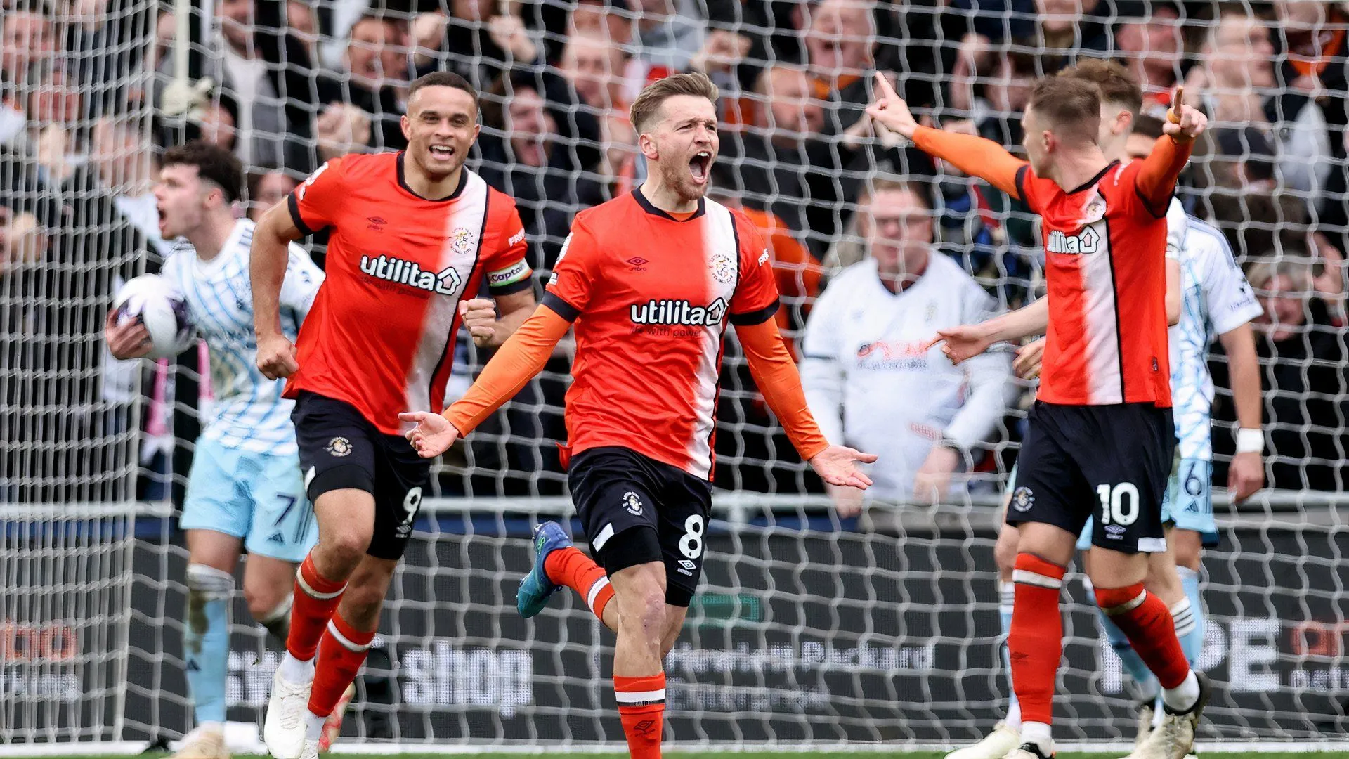 Luke Berry ăn mừng bàn thắng cho Luton Town