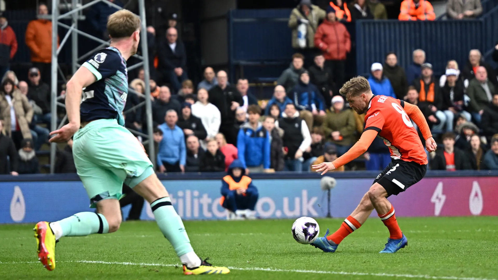 Luke Berry ăn mừng cùng đồng đội Luton Town sau khi thăng hạng