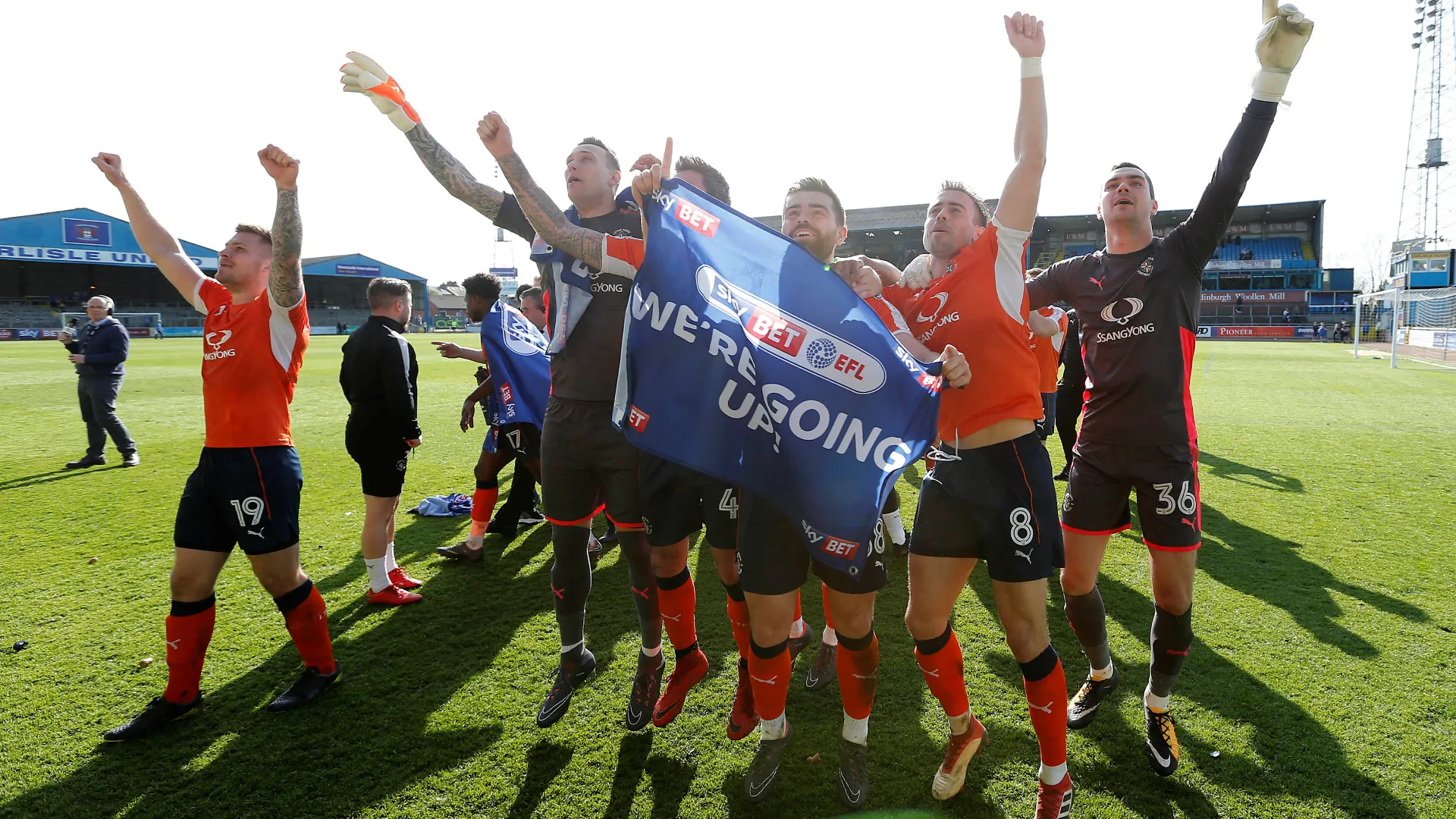 Luton Town ăn mừng chức vô địch League Two, khởi đầu hành trình thăng tiến