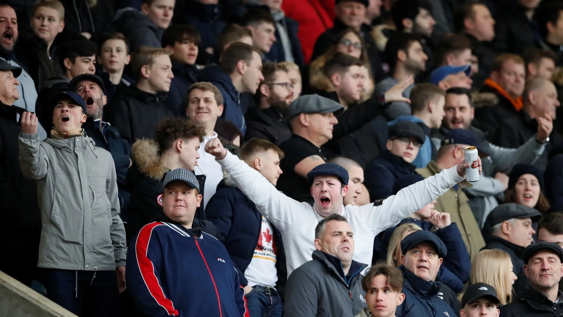 Người hâm mộ Millwall tạo bầu không khí cuồng nhiệt tại sân The Den