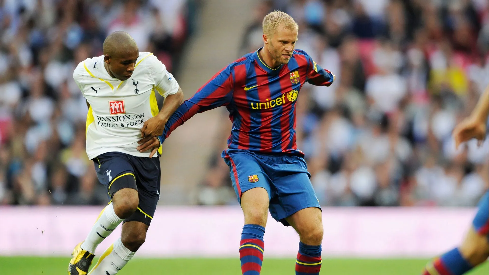 Tiền đạo Eidur Gudjohnsen thi đấu cho Barcelona