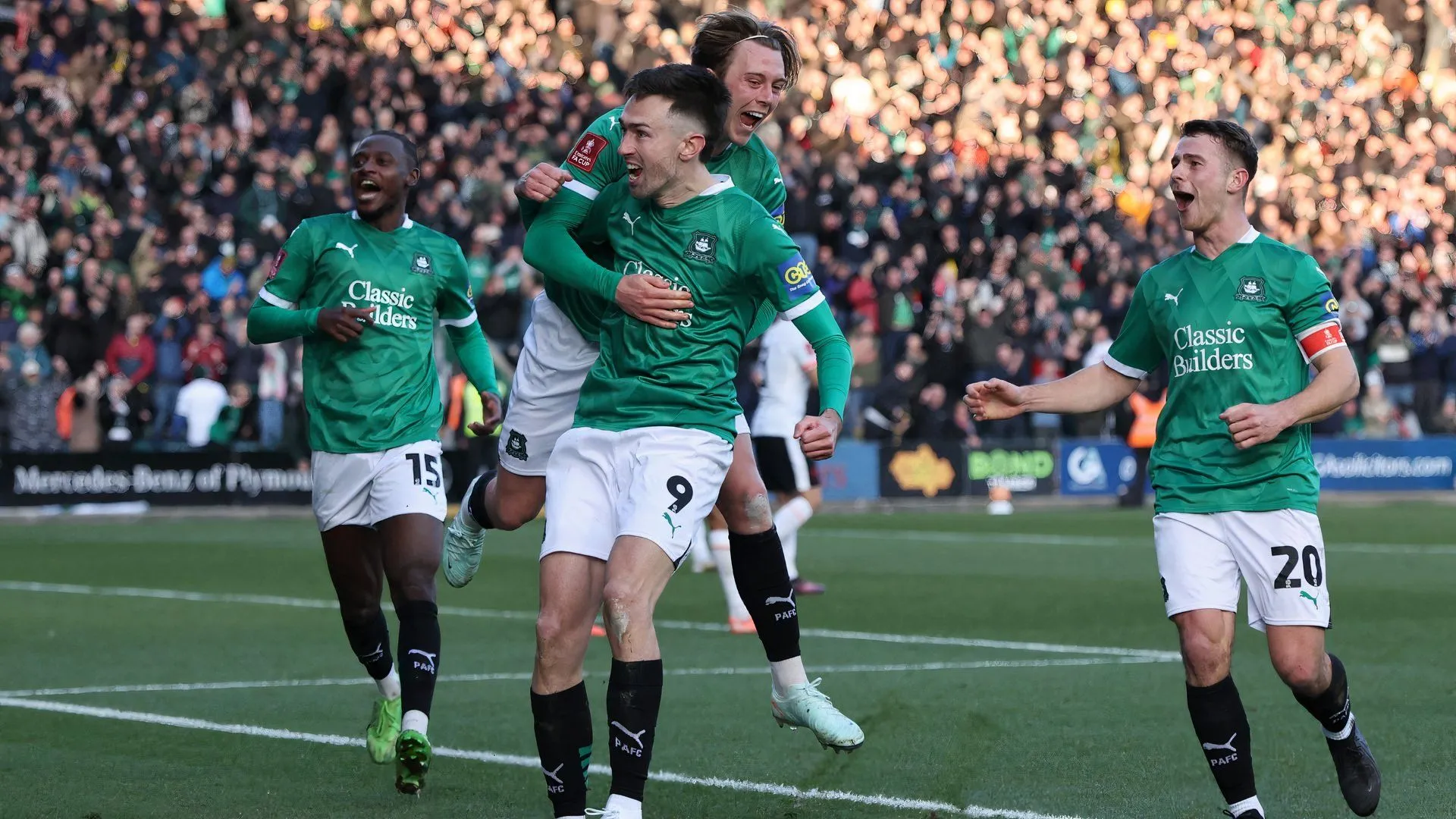Tiền đạo Ryan Hardie ghi bàn cho Plymouth Argyle trong trận gặp Liverpool