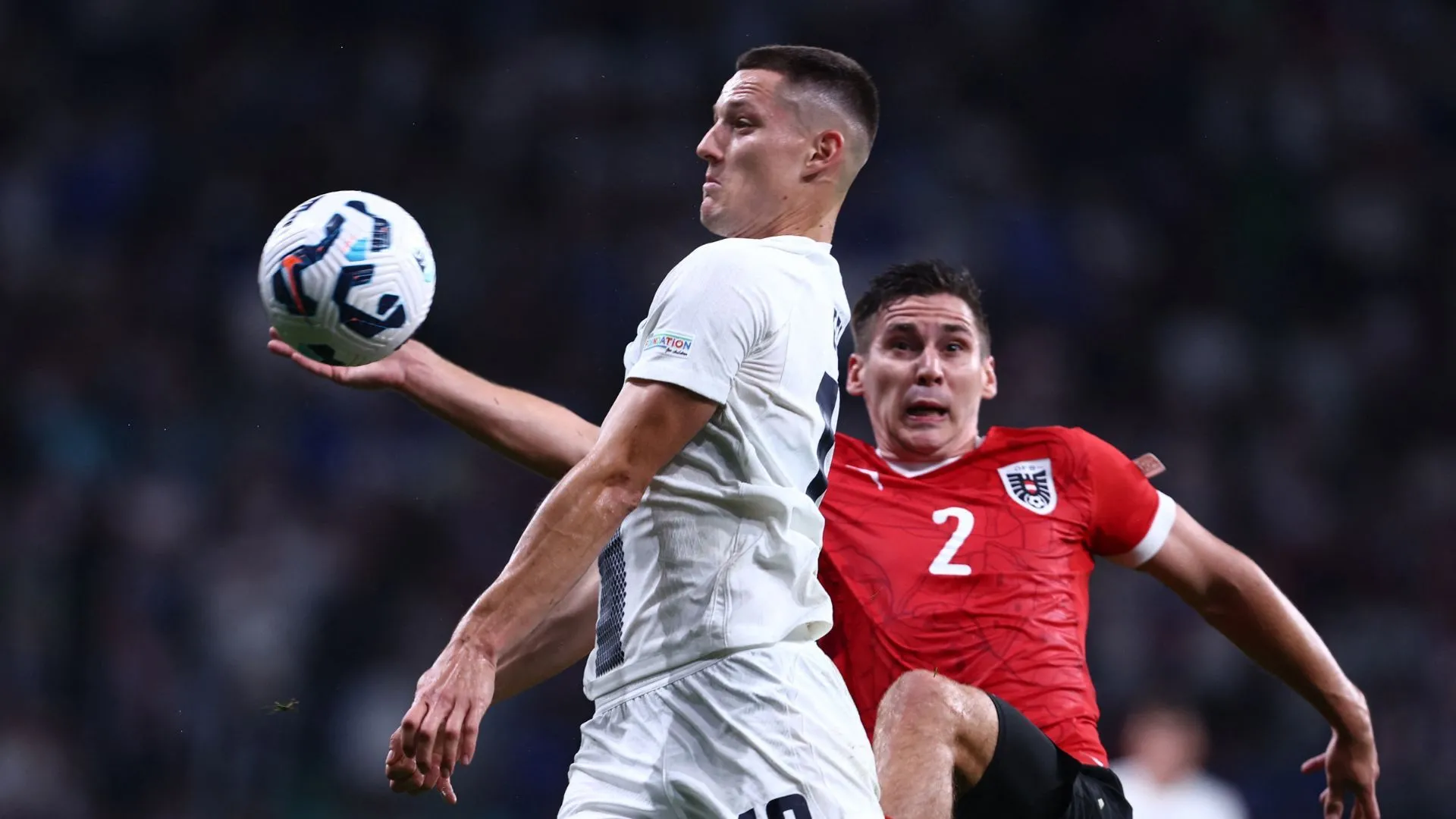 Tiền đạo Zan Celar trong trận đấu của Queens Park Rangers