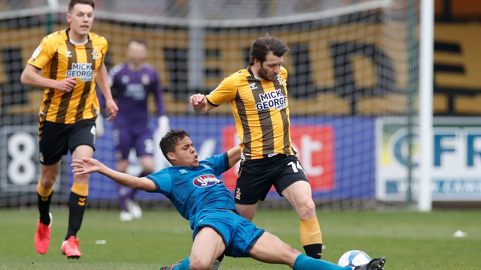 Tiền vệ Evan Khouri (Grimsby Town) tranh bóng