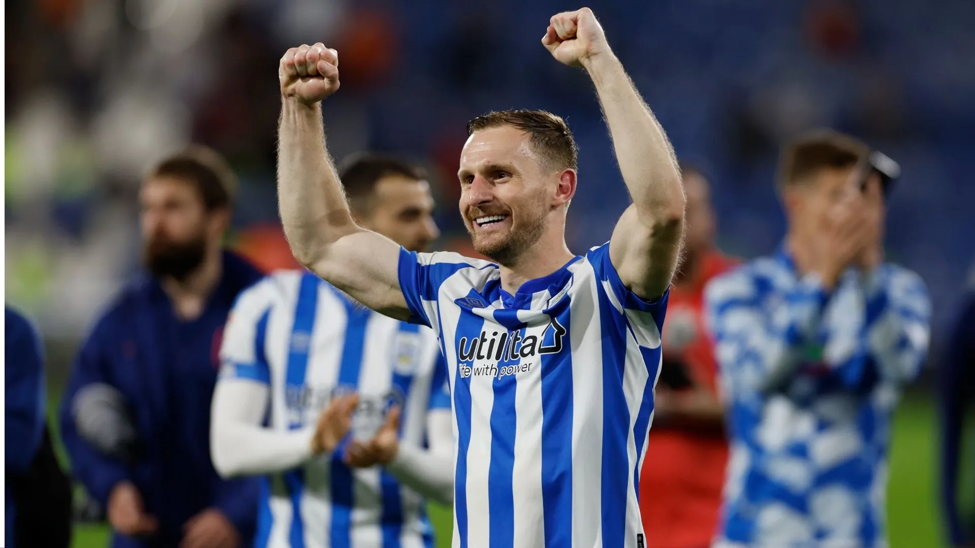 Tom Lees ăn mừng bàn thắng cho Huddersfield Town
