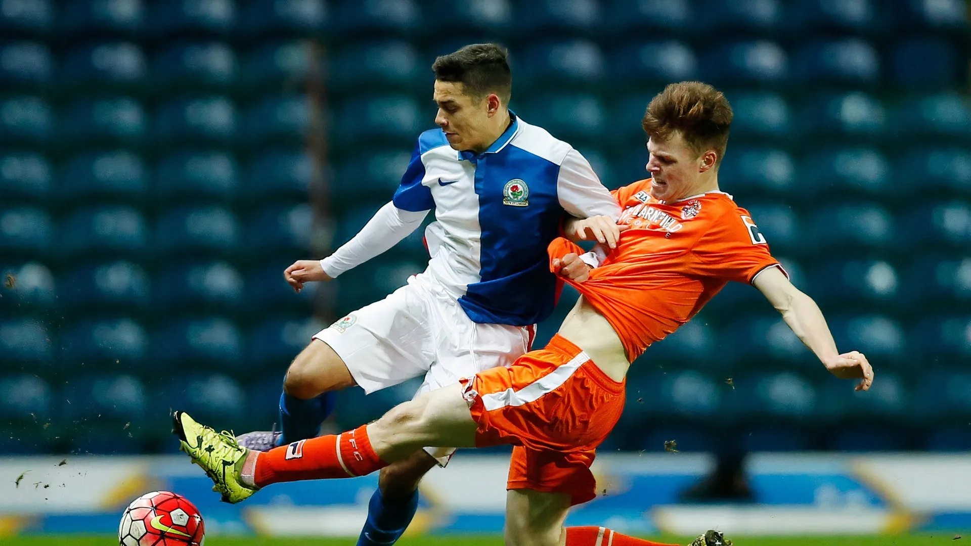 Trung vệ Cameron McJannet thi đấu cho Grimsby Town