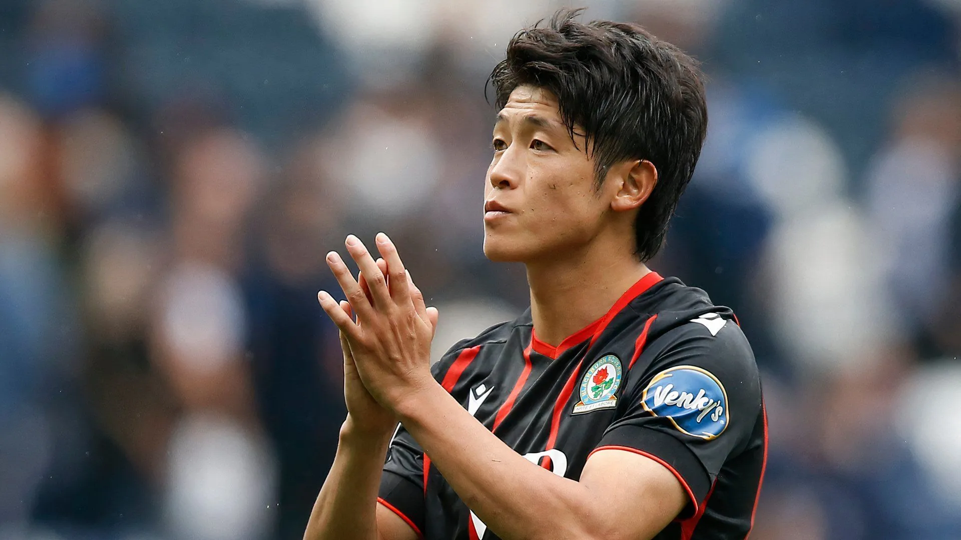 Yuki Ohashi ăn mừng trong màu áo Blackburn Rovers trên sân cỏ