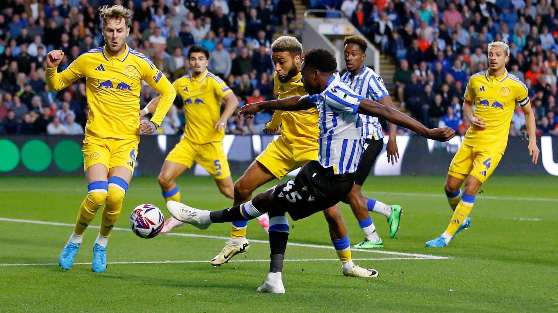 Anthony Musaba trong hành động khi thi đấu cho Sheffield Wednesday