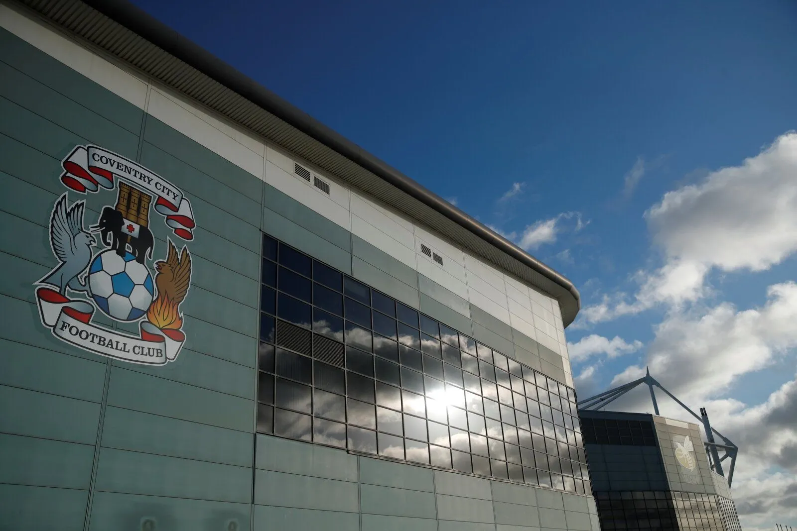 Bên ngoài sân vận động CBS Arena, sân nhà của Coventry City, bị chỉ trích là thiếu cá tính và không khí kết nối.