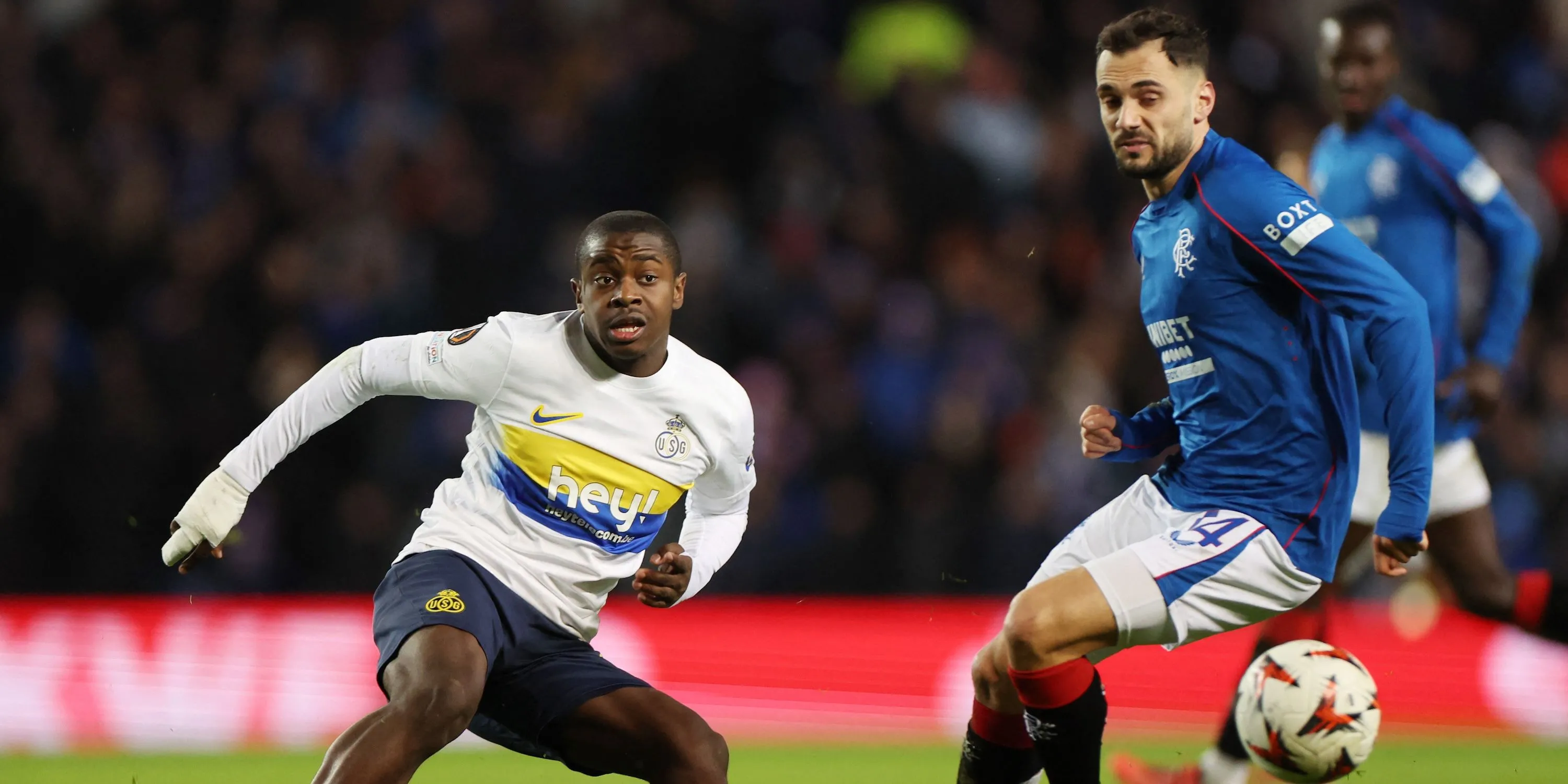 Cầu thủ Rangers Nedim Bajrami tranh chấp với Noah Sadiki của Union Saint-Gilloise
