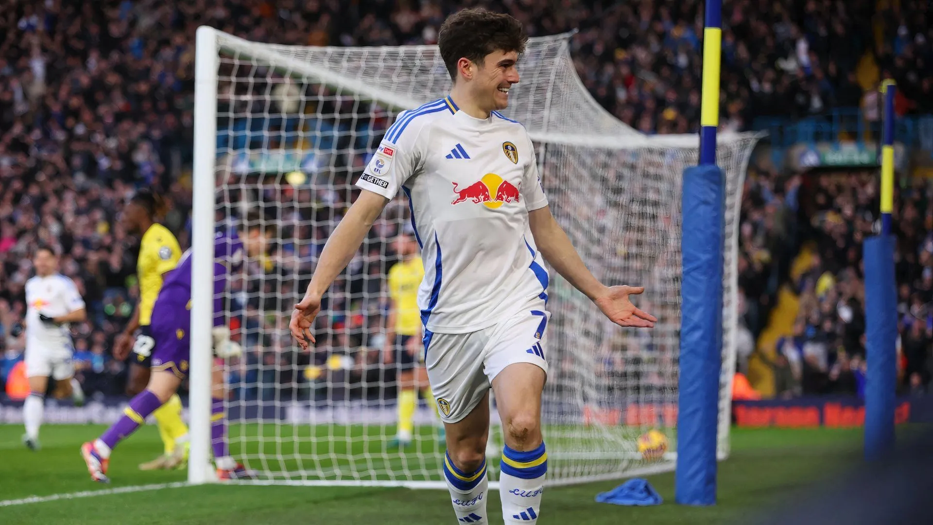 Dan James ghi bàn cho Leeds United