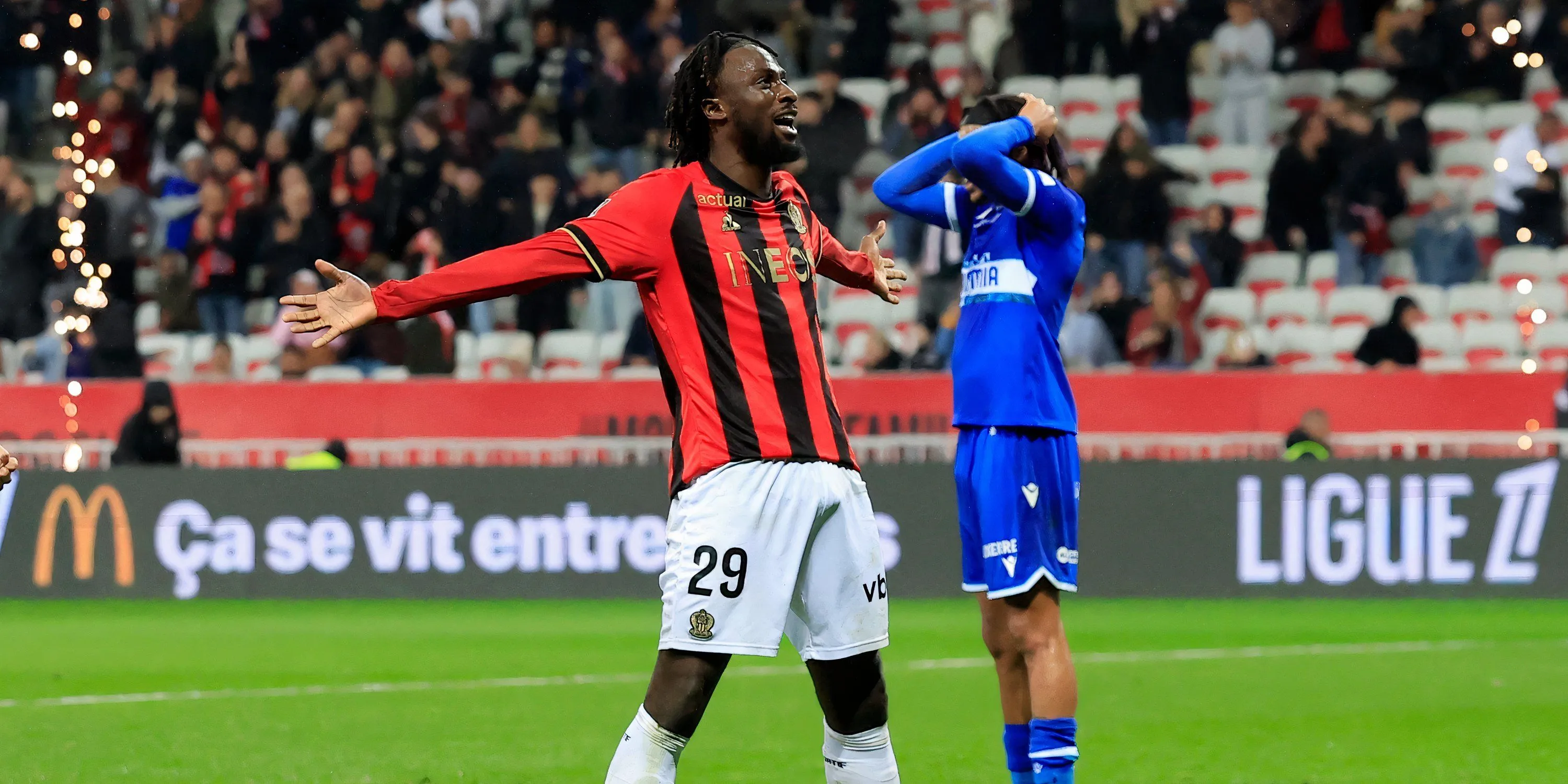 Evann Guessand trong màu áo OGC Nice, mục tiêu chuyển nhượng tiềm năng của Leeds United