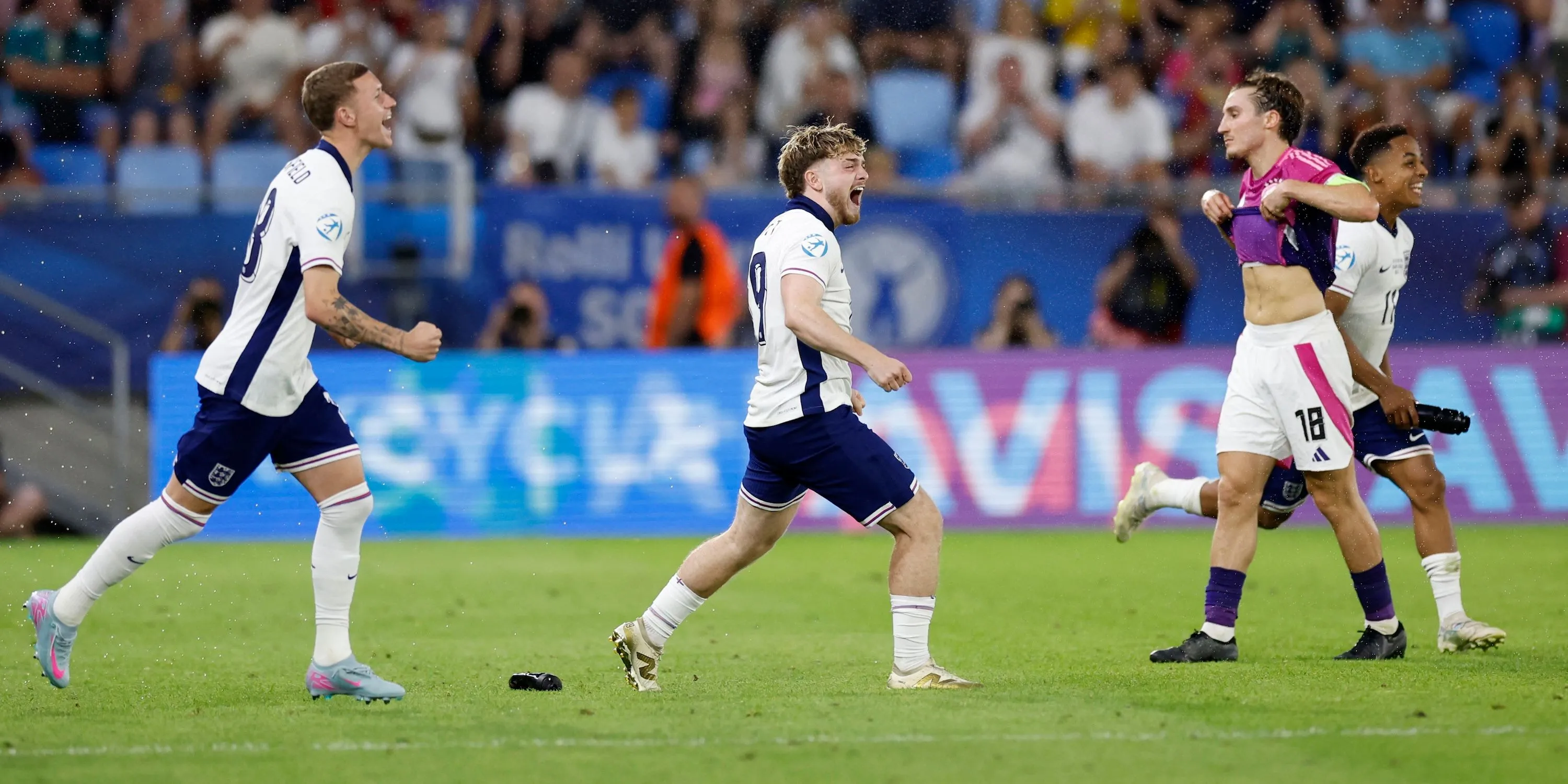 Harvey Elliott ăn mừng cùng đồng đội U21 Anh sau chiến thắng ấn tượng