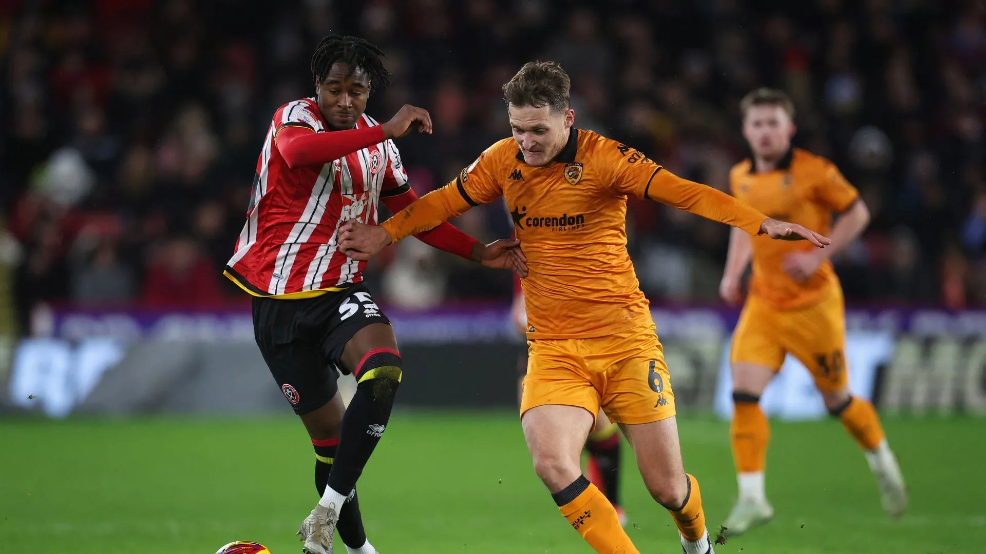 Hậu vệ Sean McLoughlin của Hull City trong trận đấu với Sheffield United