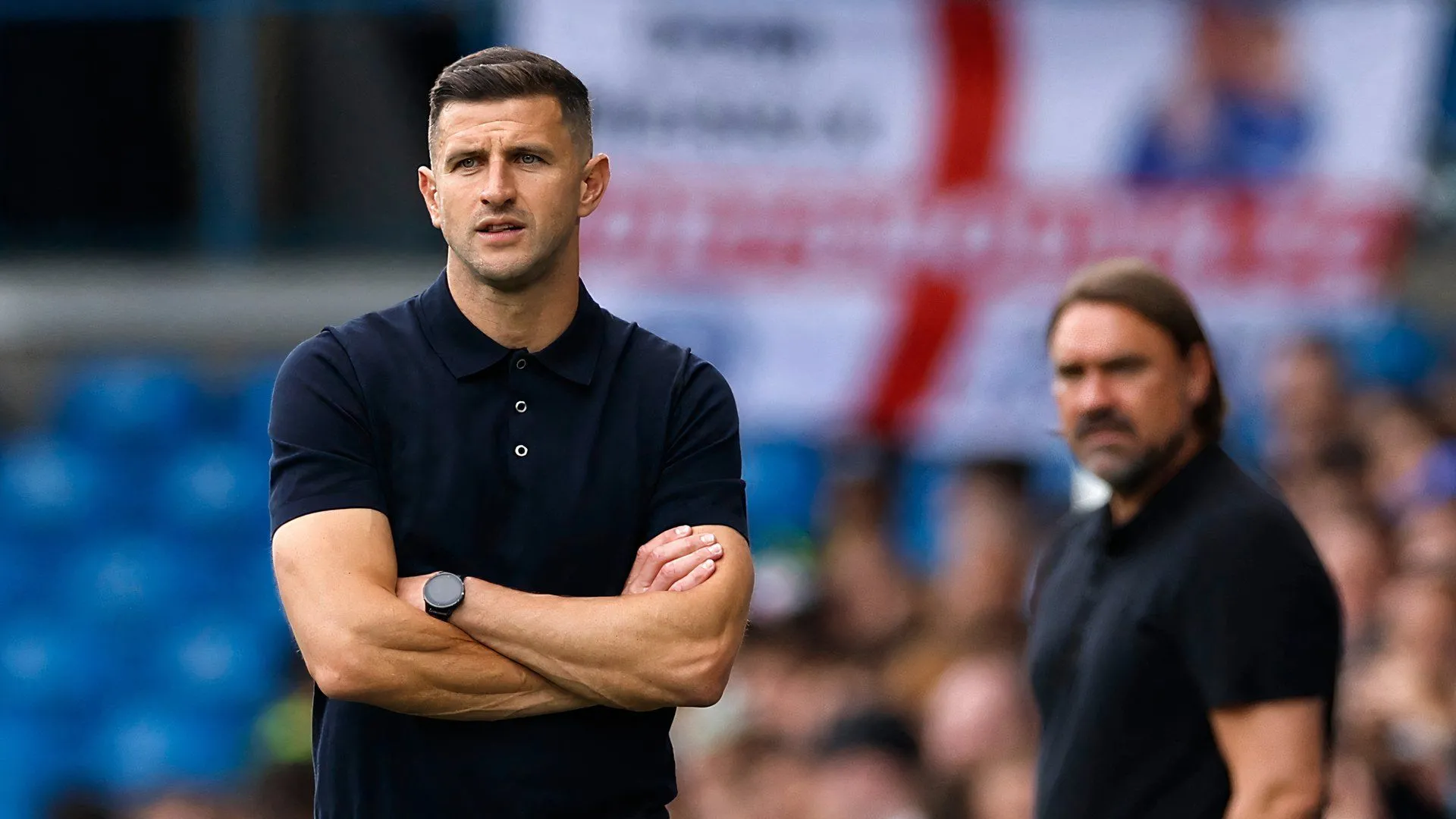 HLV John Mousinho chỉ đạo trên sân cho Portsmouth ở mùa giải Championship