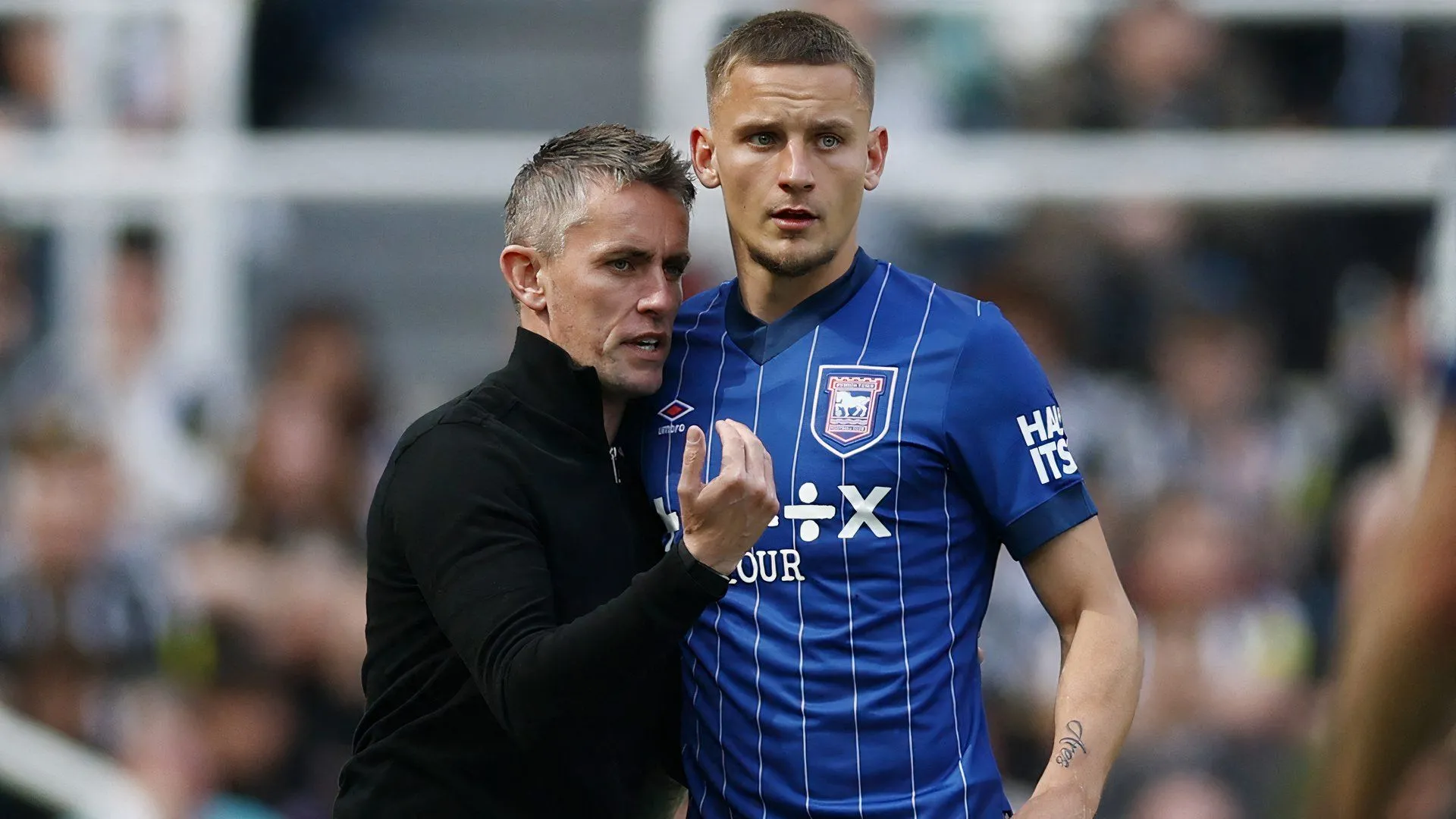 HLV Kieran McKenna của Ipswich Town cùng Luke Woolfenden trên sân tập