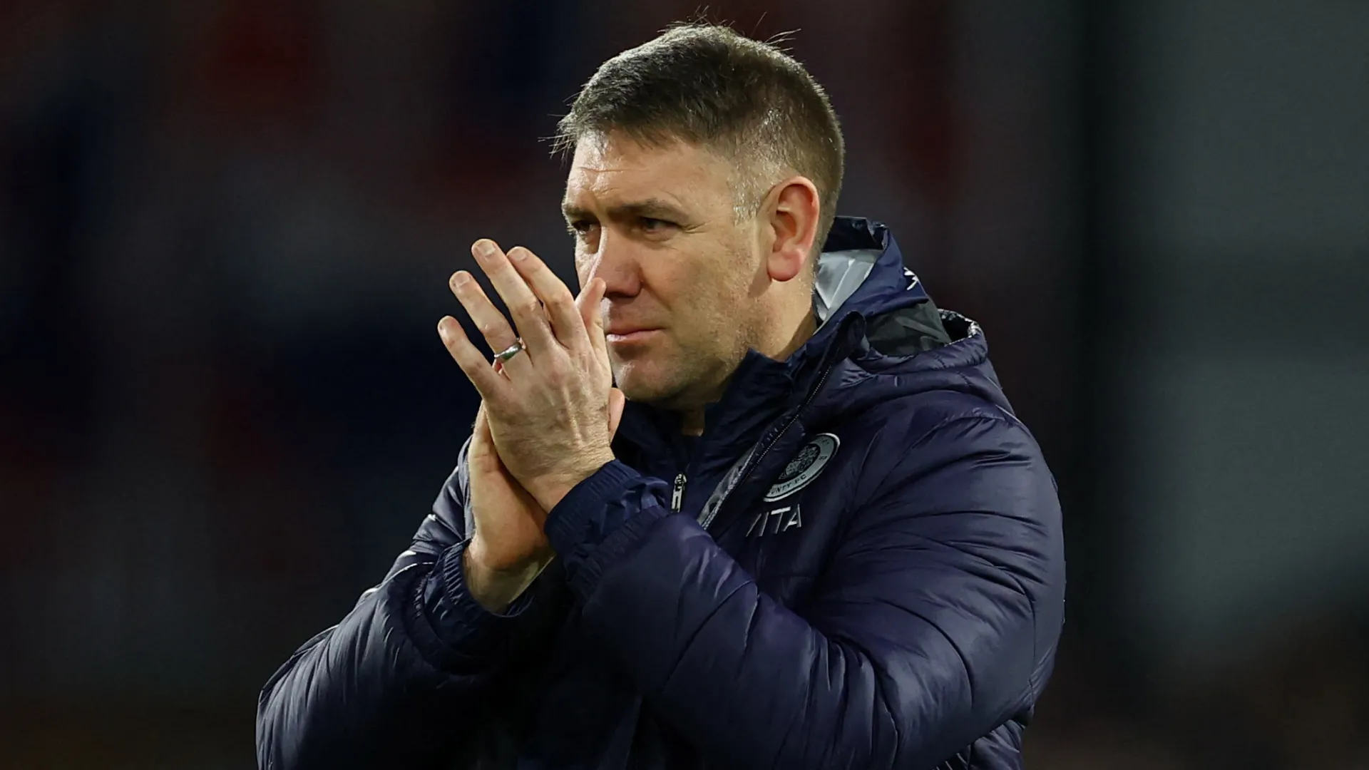 Huấn luyện viên Dave Challinor của Stockport County tìm kiếm bản hợp đồng mới.