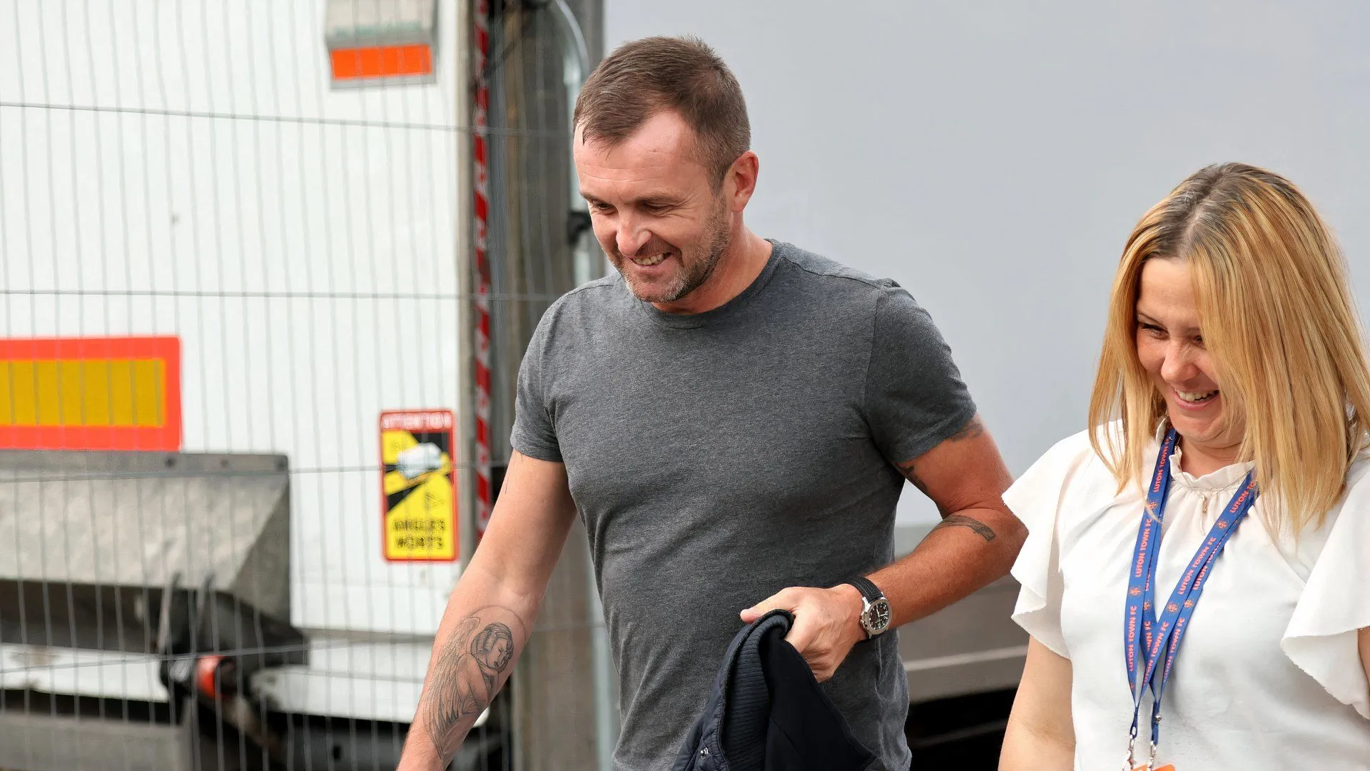 Huấn luyện viên Nathan Jones của Charlton Athletic, người đang muốn tăng cường hàng thủ đội bóng