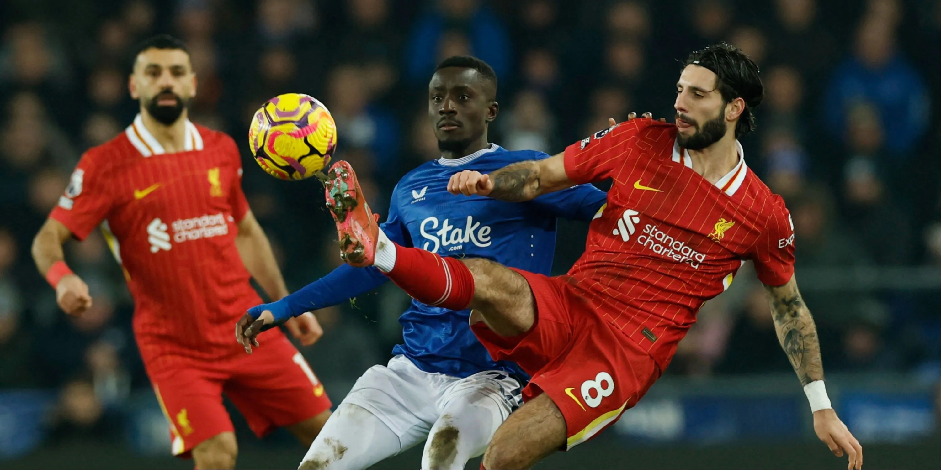 Idrissa Gueye của Everton trong trận đấu với Liverpool