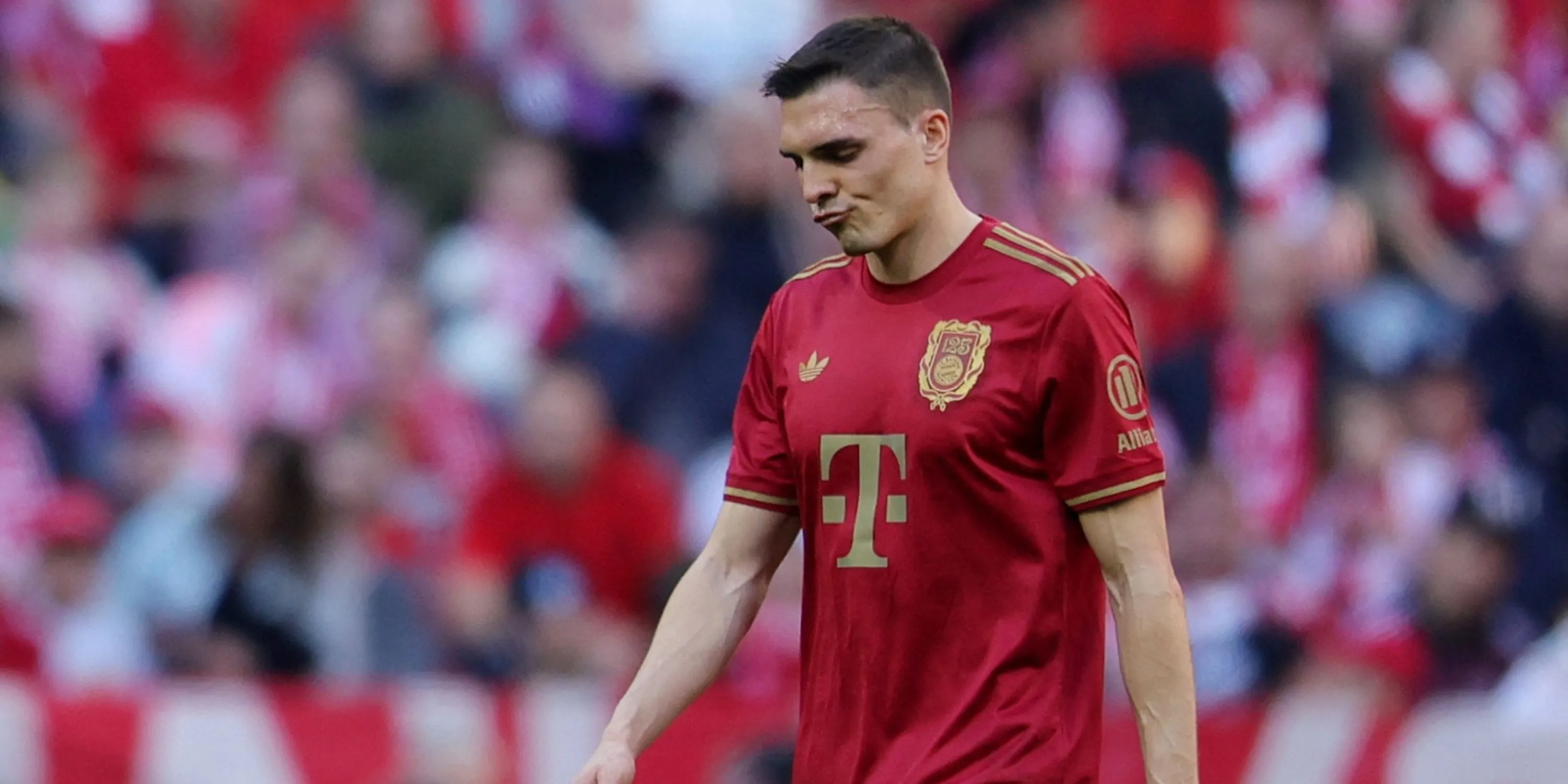 Joao Palhinha của Bayern Munich tỏ ra thất vọng sau khi nhận thẻ đỏ