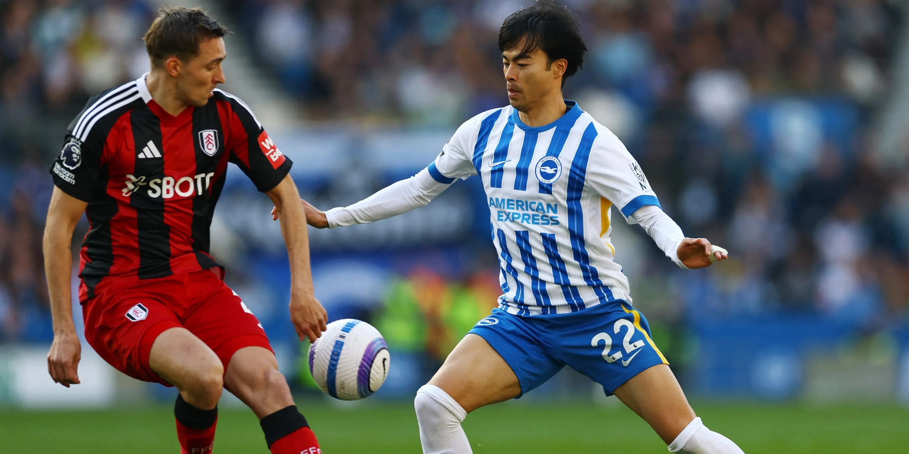 Kaoru Mitoma của Brighton đối đầu với Timothy Castagne của Fulham