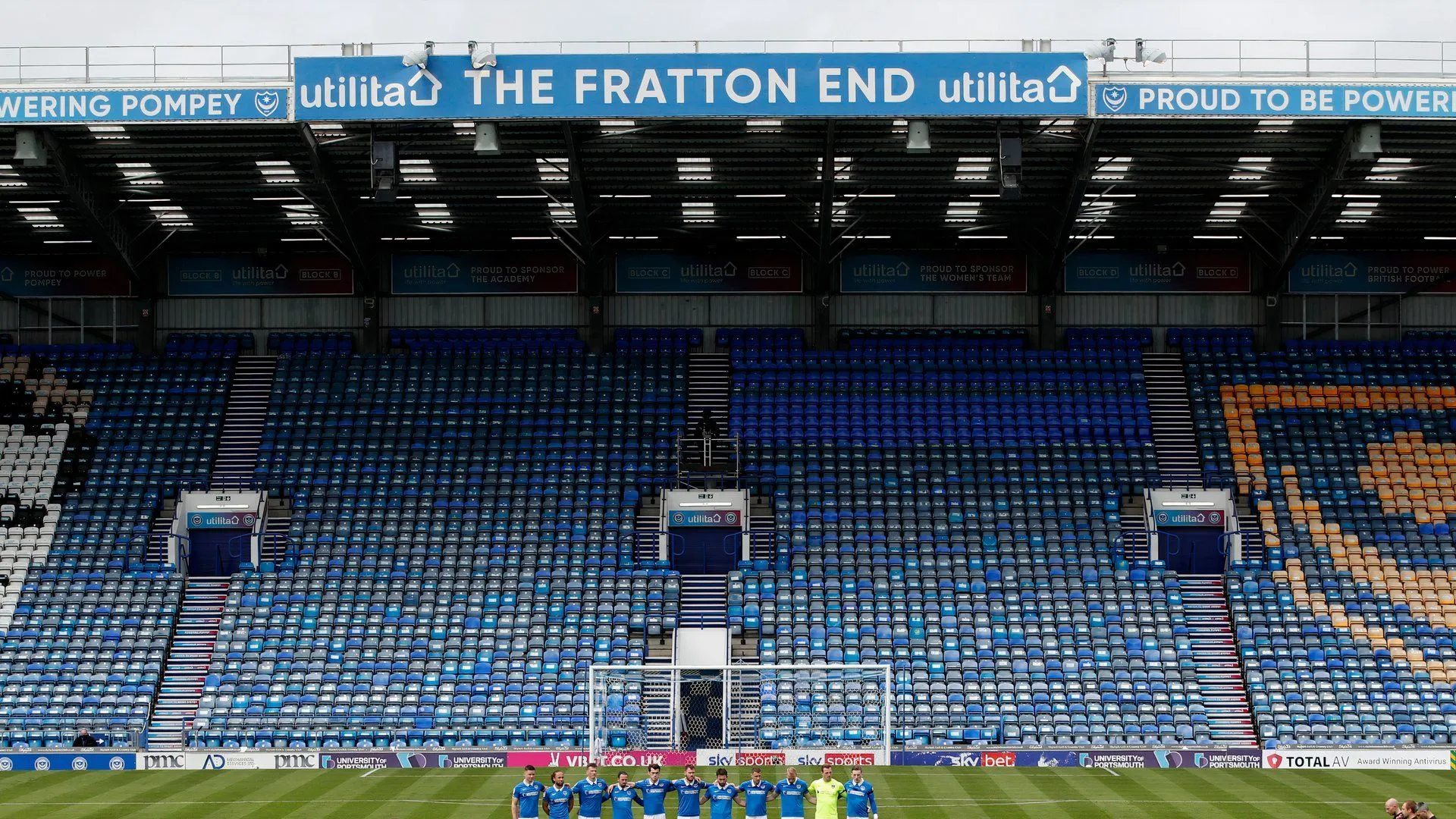 Khán đài Fratton End tại Fratton Park, sân nhà Portsmouth, nơi không khí cuồng nhiệt không thể che lấp sự cũ kỹ.