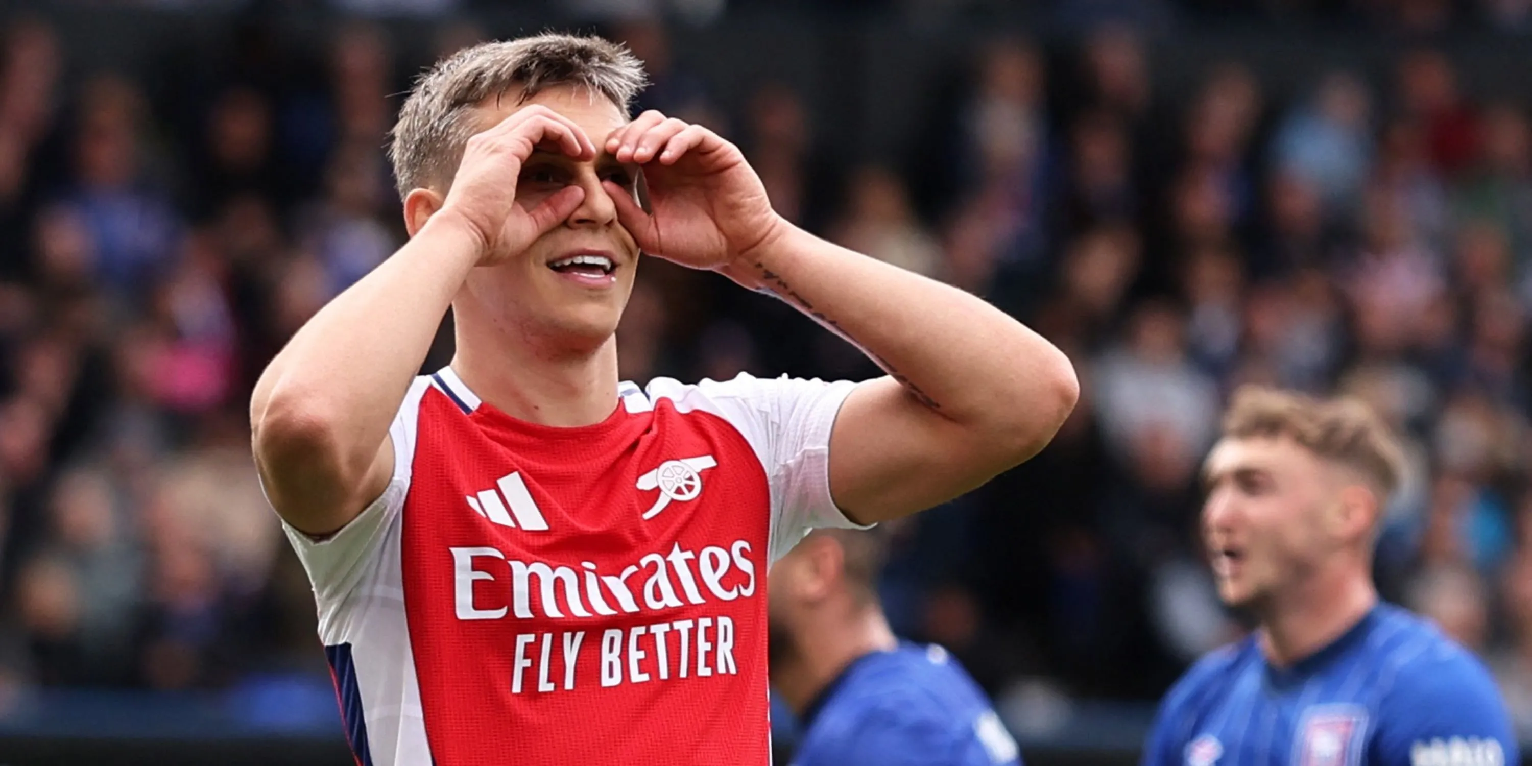 Leandro Trossard trong màu áo Arsenal, đang thi đấu