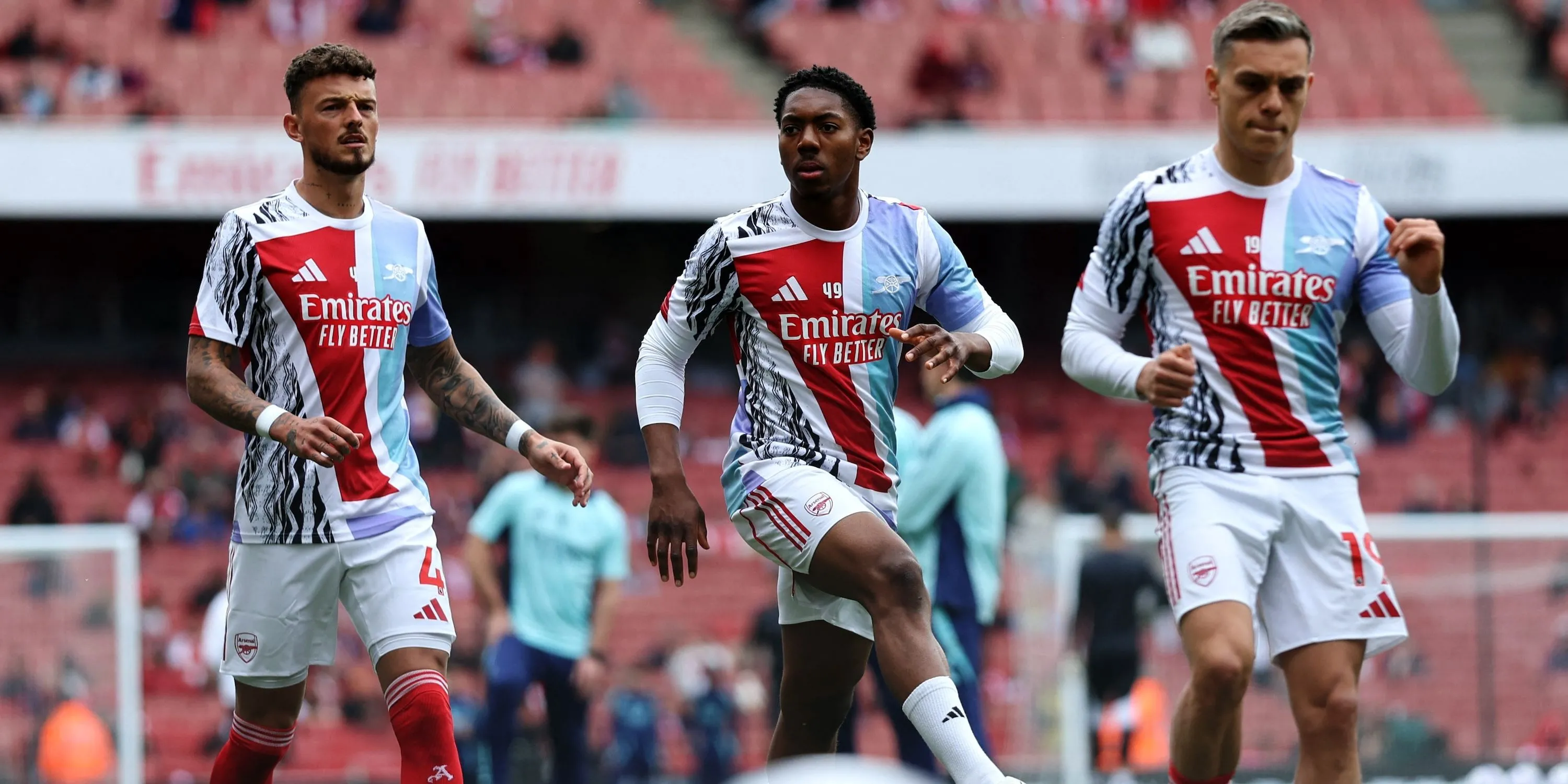 Leandro Trossard và các đồng đội Arsenal trên sân tập