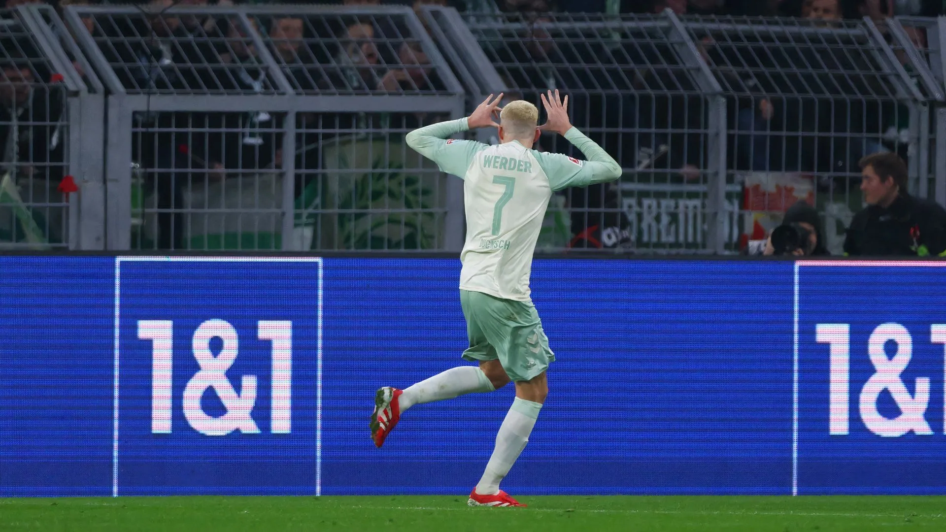 Marvin Ducksch ăn mừng bàn thắng cho Werder Bremen trong trận đấu Bundesliga