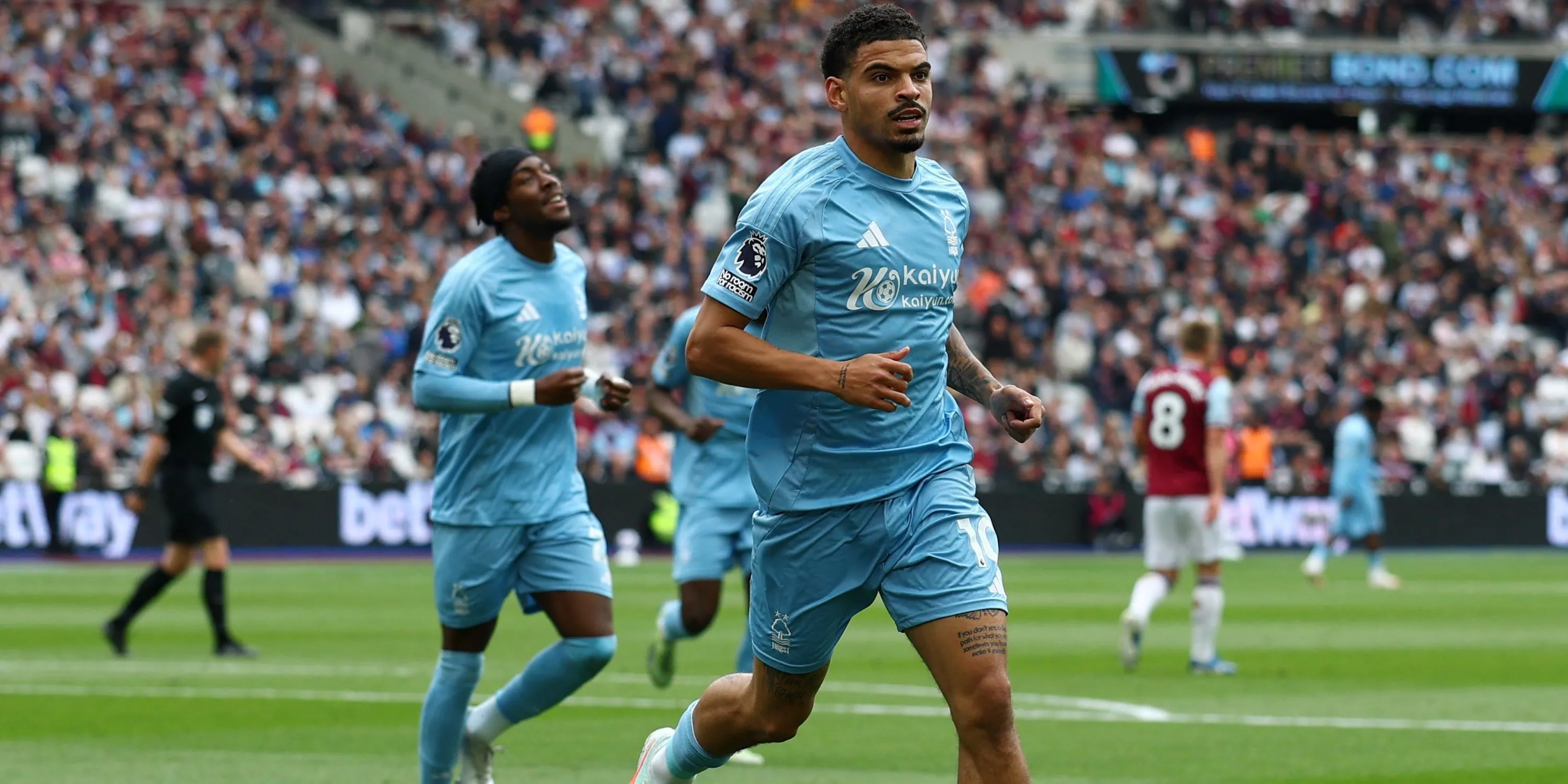 Morgan Gibbs-White của Nottingham Forest ăn mừng bàn thắng