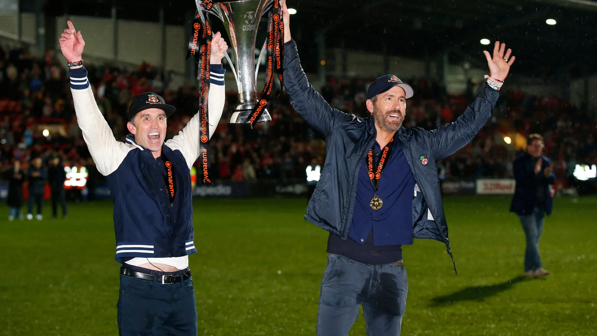 Ryan Reynolds và Rob McElhenney, chủ sở hữu của Wrexham, trong bối cảnh so sánh giá áo đấu