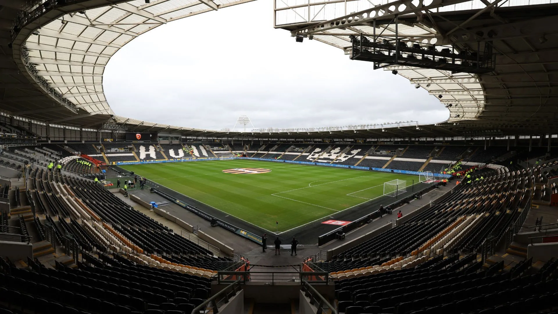 Sân MKM Stadium của Hull City với thiết kế hiện đại nhưng bị đánh giá thiếu linh hồn và sự kết nối.