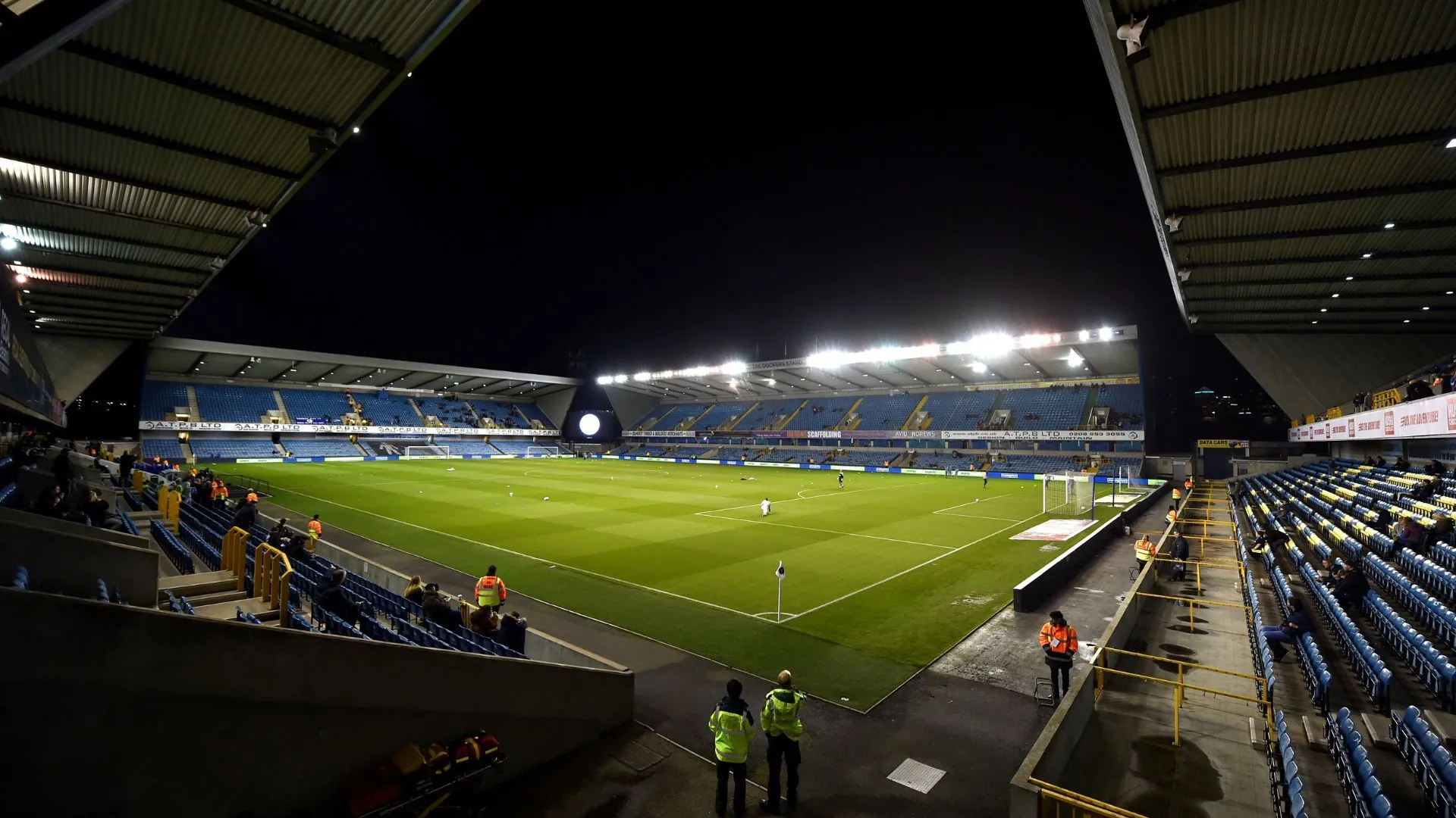 Sân The Den của Millwall, một nơi có tiếng tăm dữ dằn nhưng thực tế lại khá lạnh lẽo và thiếu sức hút.