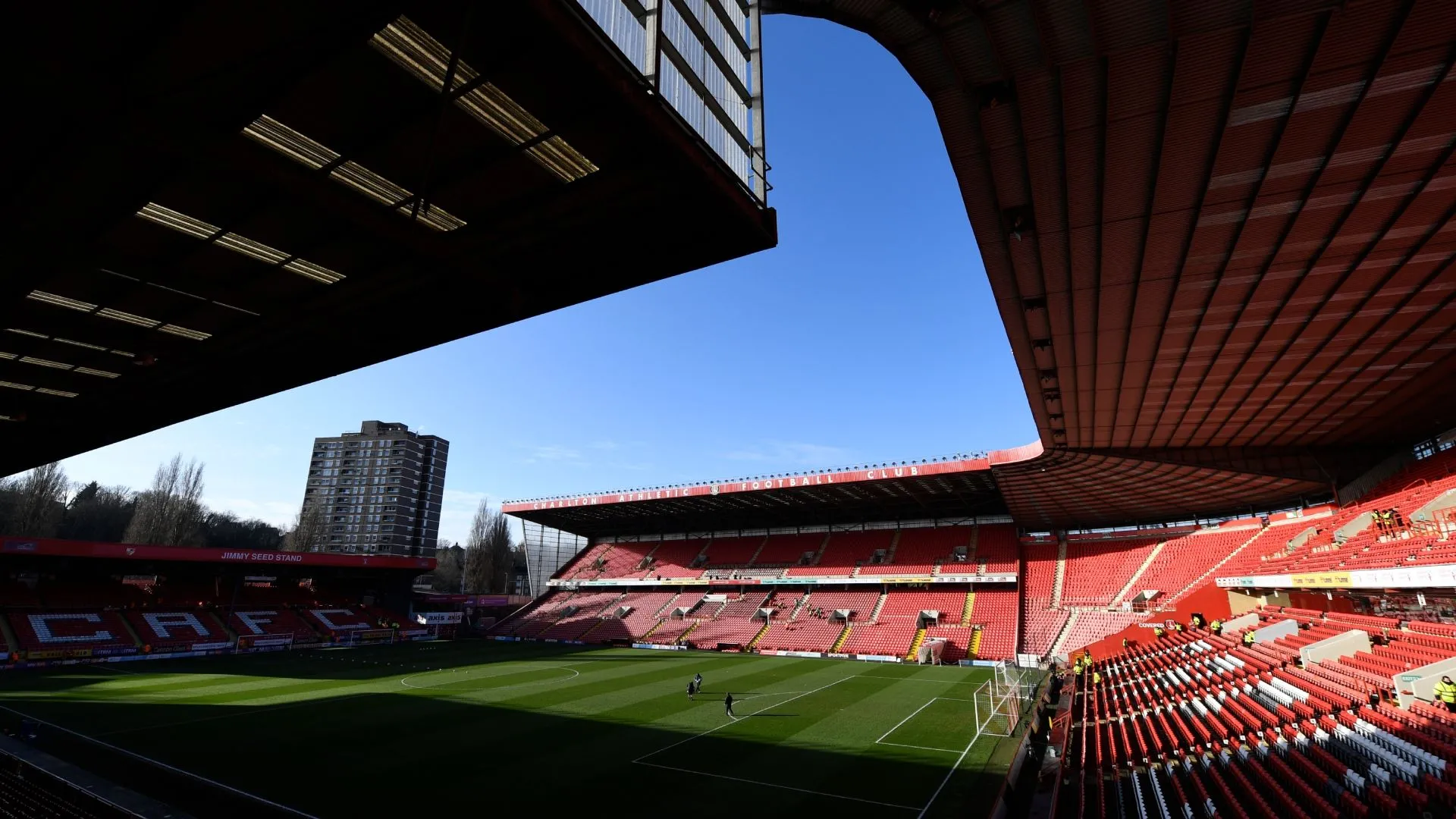 Sân The Valley của Charlton Athletic, nơi không khí trầm lắng phản ánh sự cũ kỹ và những bất ổn ngoài sân cỏ.