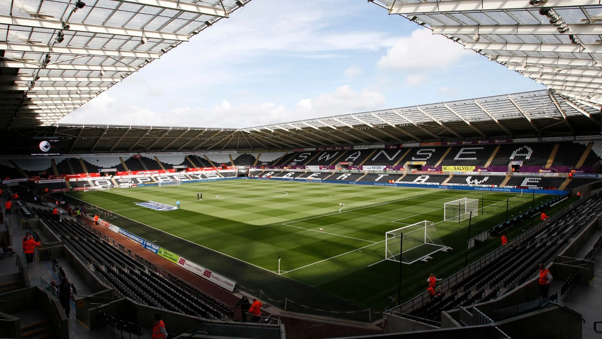 Sân vận động Swansea.com của Swansea City, dù hiện đại nhưng bị cho là thiếu bản sắc và không khí sôi động.