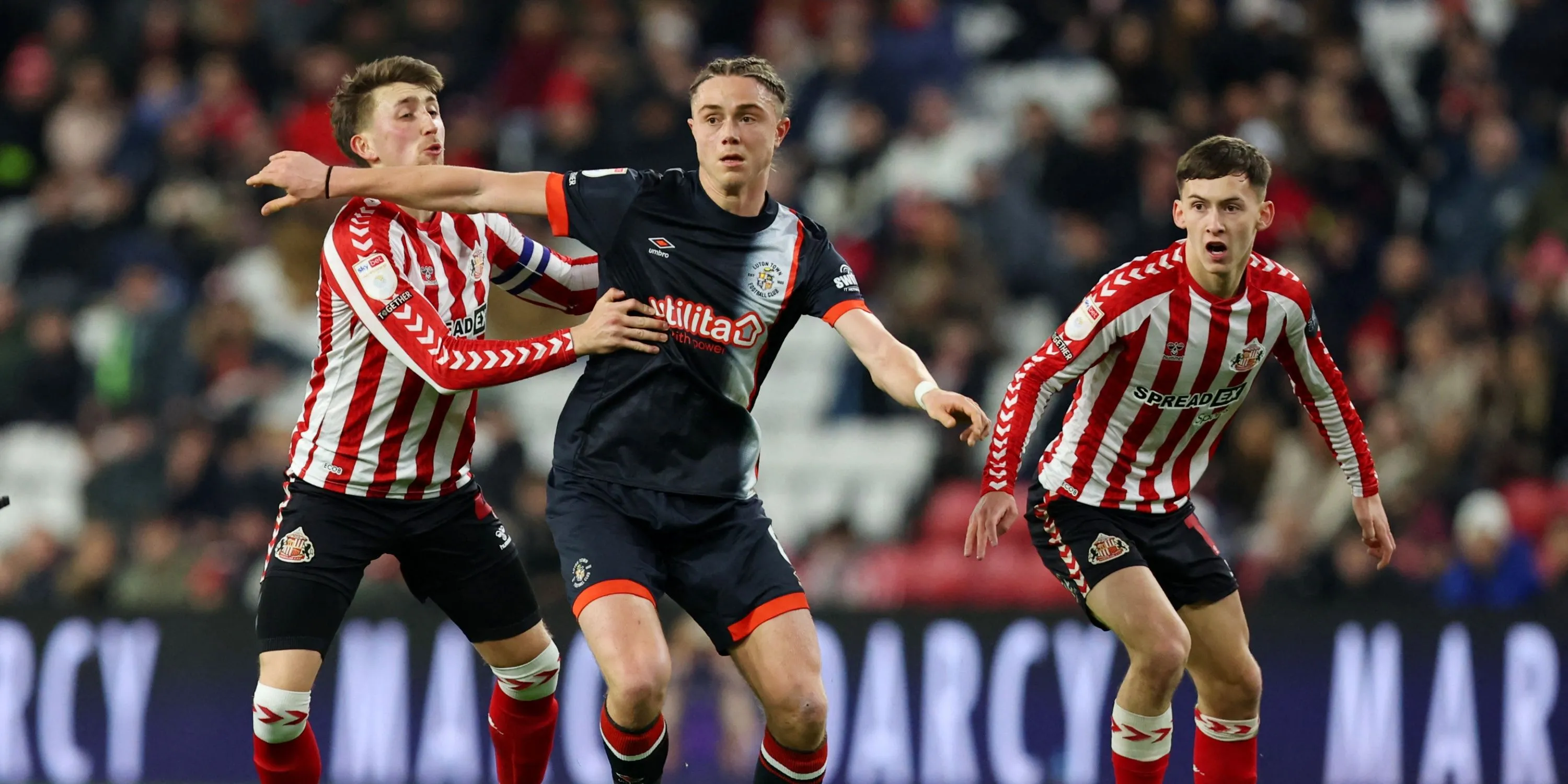 Thelo Aasgaard trong màu áo Luton Town