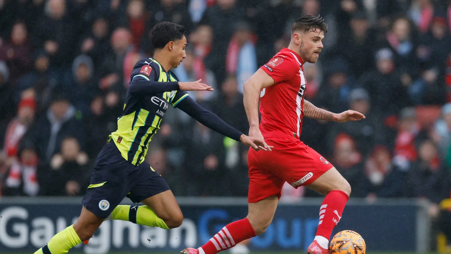 Tiền đạo Charlie Kelman thi đấu nổi bật trong màu áo Leyton Orient