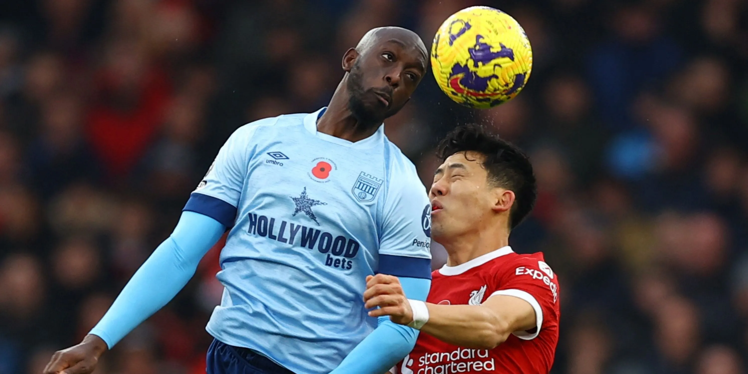 Tiền đạo Yoane Wissa của Brentford thi đấu tại giải Ngoại hạng Anh