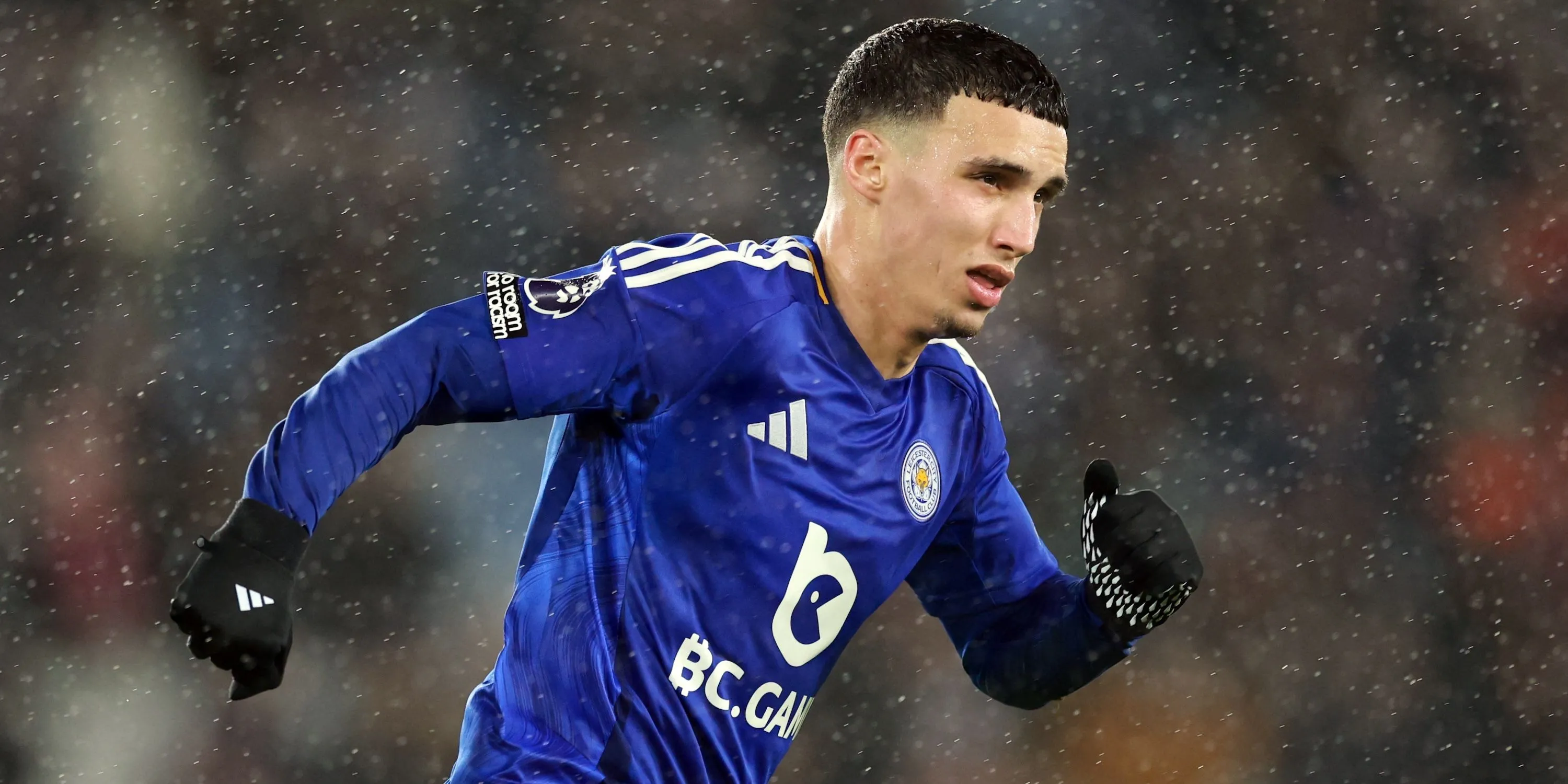 Tiền vệ Bilal El Khannouss của Leicester City đang thi đấu trên sân.