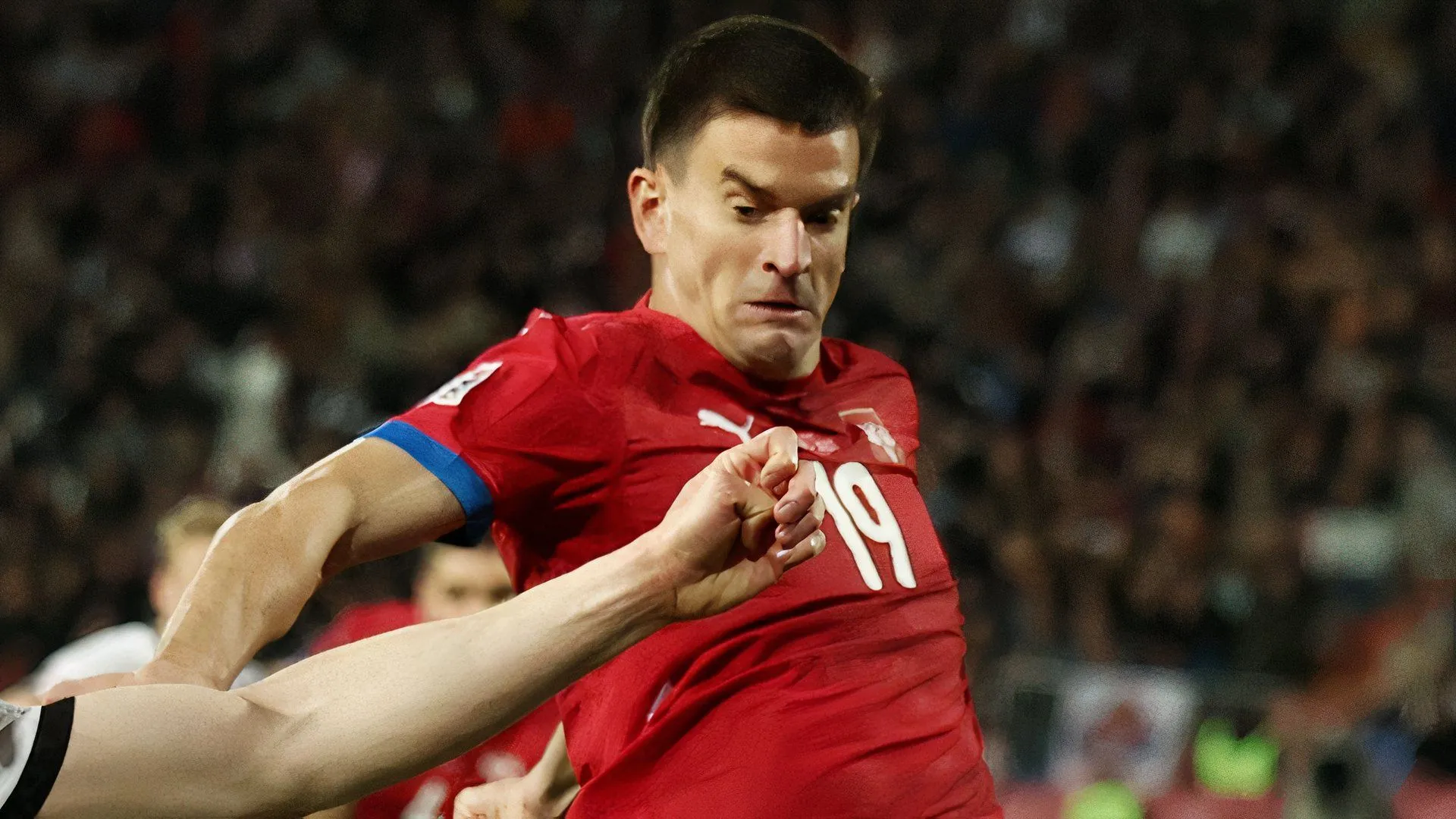 Tiền vệ phòng ngự Mirko Topic của Serbia, một trong những mục tiêu chuyển nhượng của Norwich City