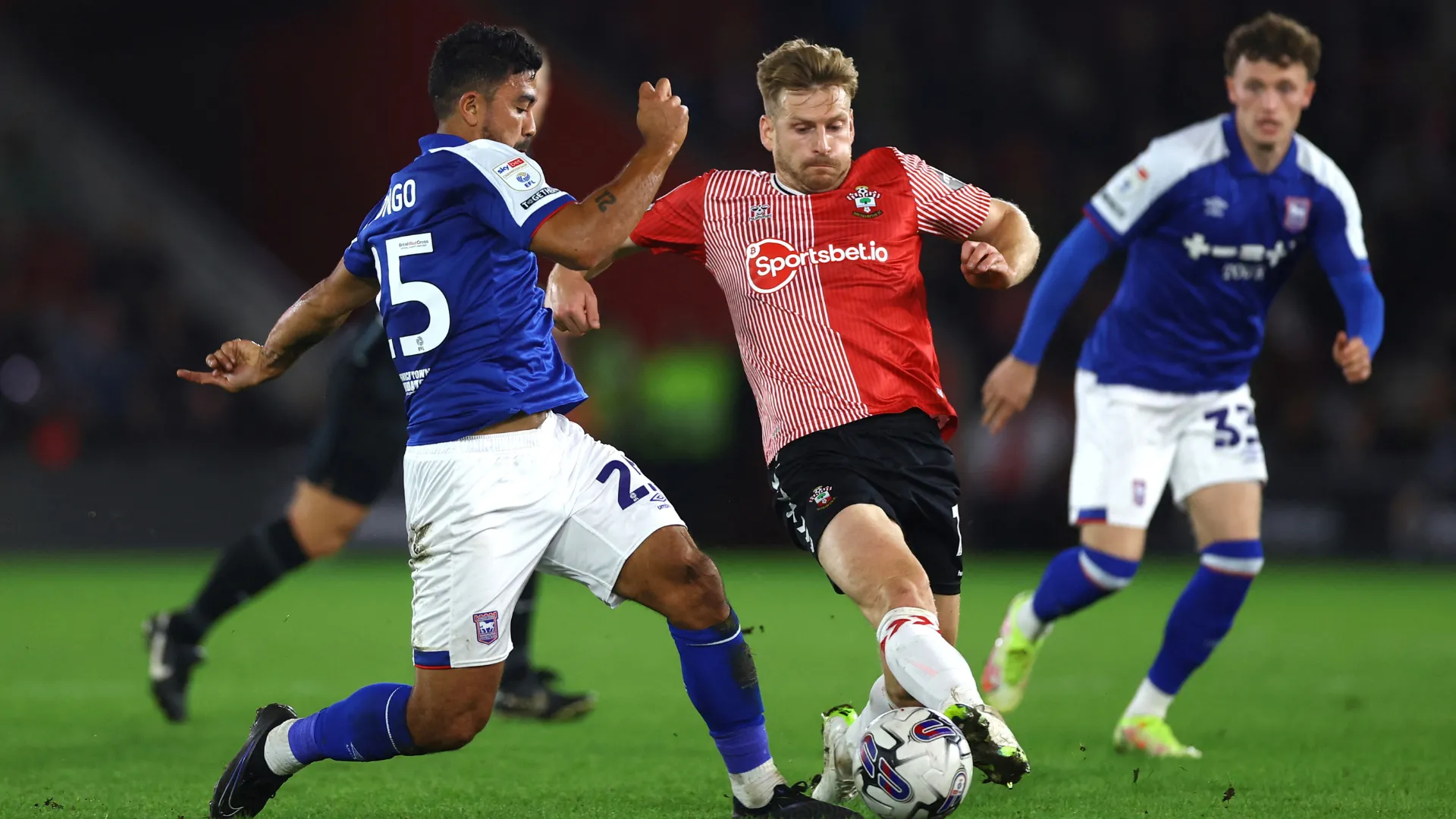 Tiền vệ Stuart Armstrong trong màu áo Southampton, người từng có màn trình diễn ấn tượng tại Championship trước khi gia nhập Sheffield Wednesday.