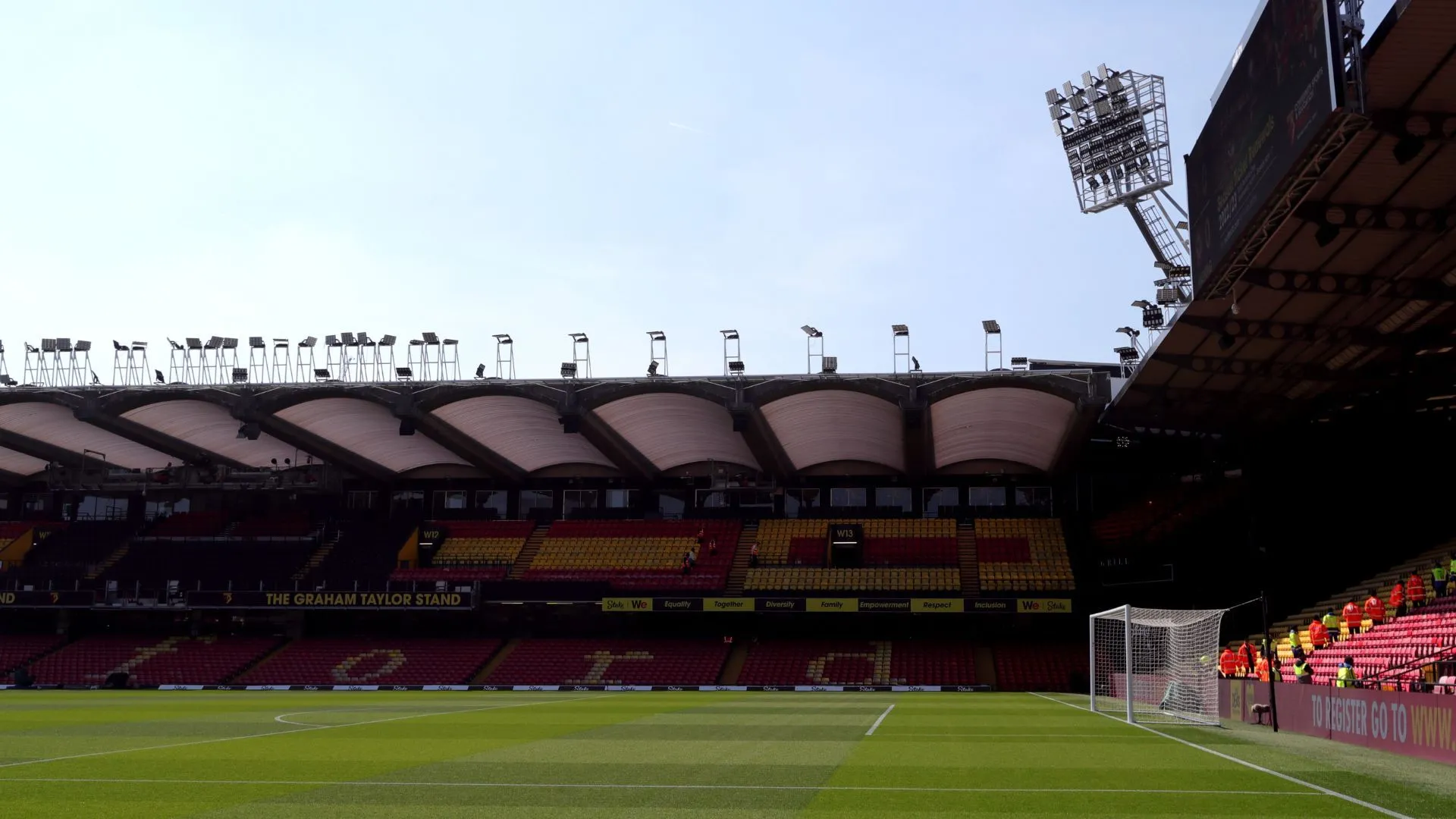 Toàn cảnh sân Vicarage Road của Watford, bị kẹt giữa khu dân cư và bệnh viện, thiếu sức sống.