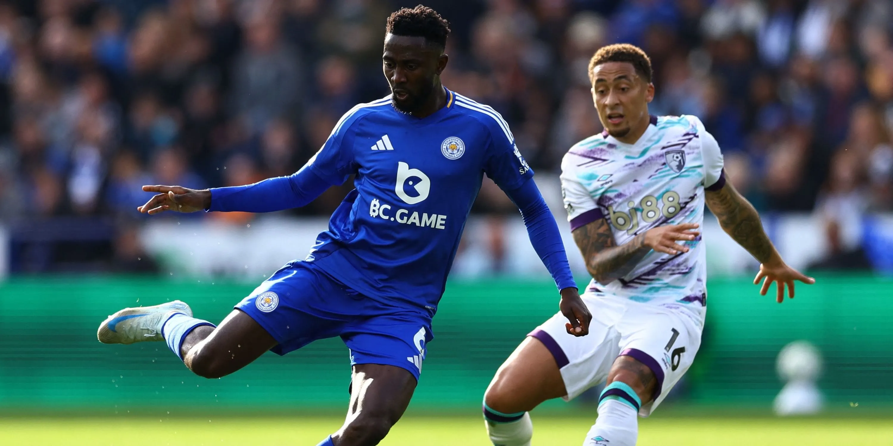 Wilfred Ndidi của Leicester City tranh chấp bóng với Marcus Tavernier của Bournemouth