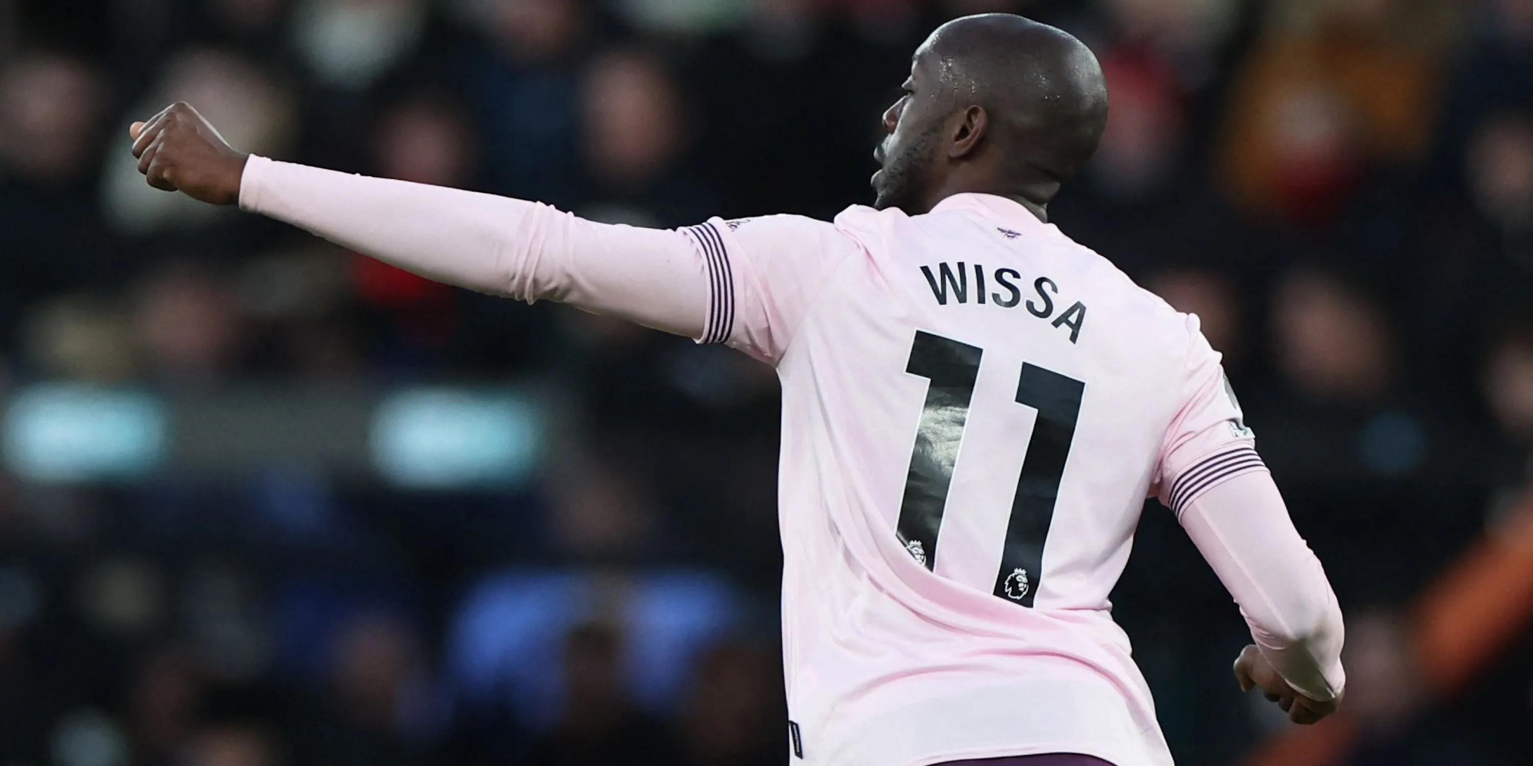 Yoane Wissa ăn mừng sau khi ghi bàn cho Brentford